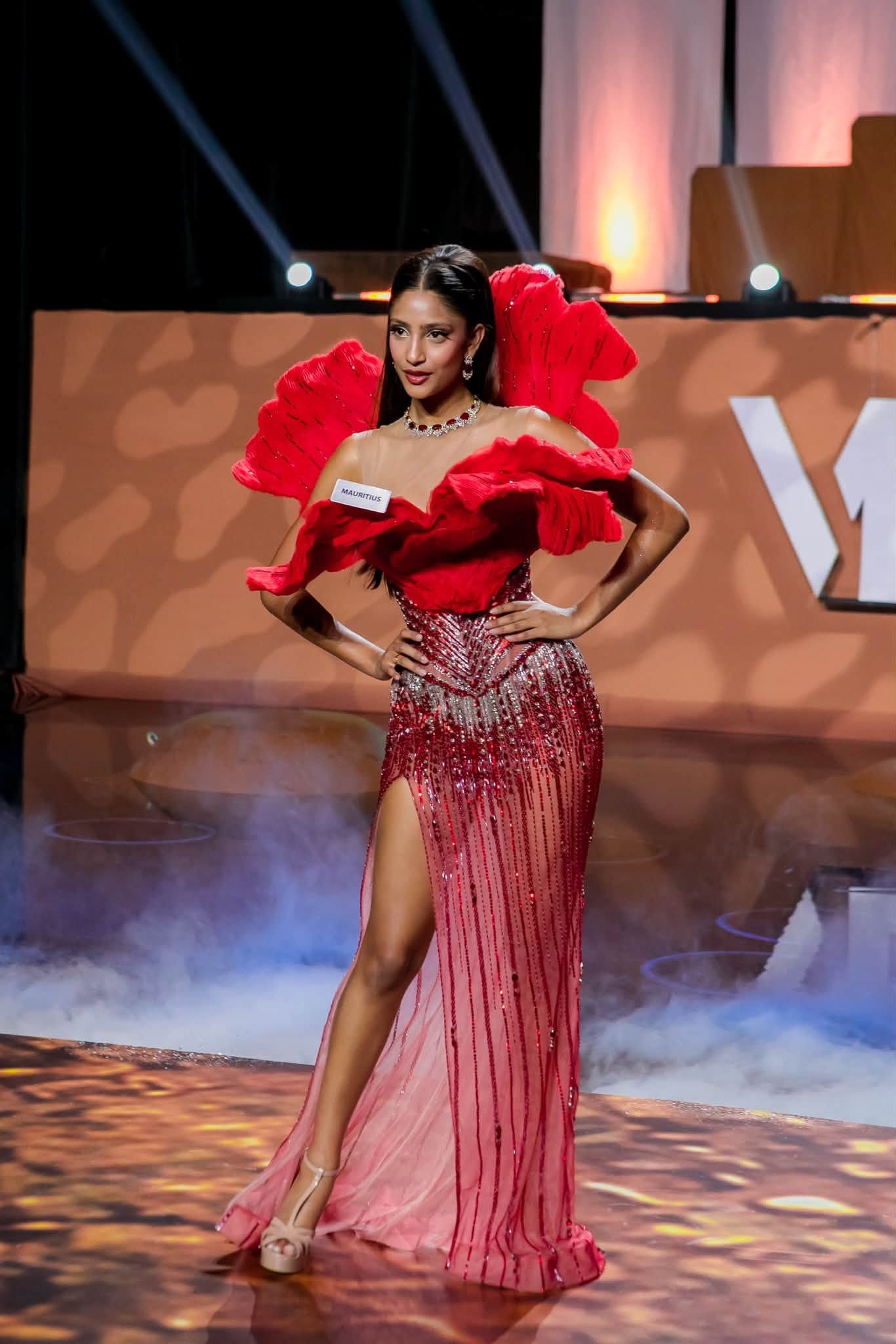 111 người đẹp Miss World kể chuyện văn hóa bản địa qua thời trang - Ảnh 3.