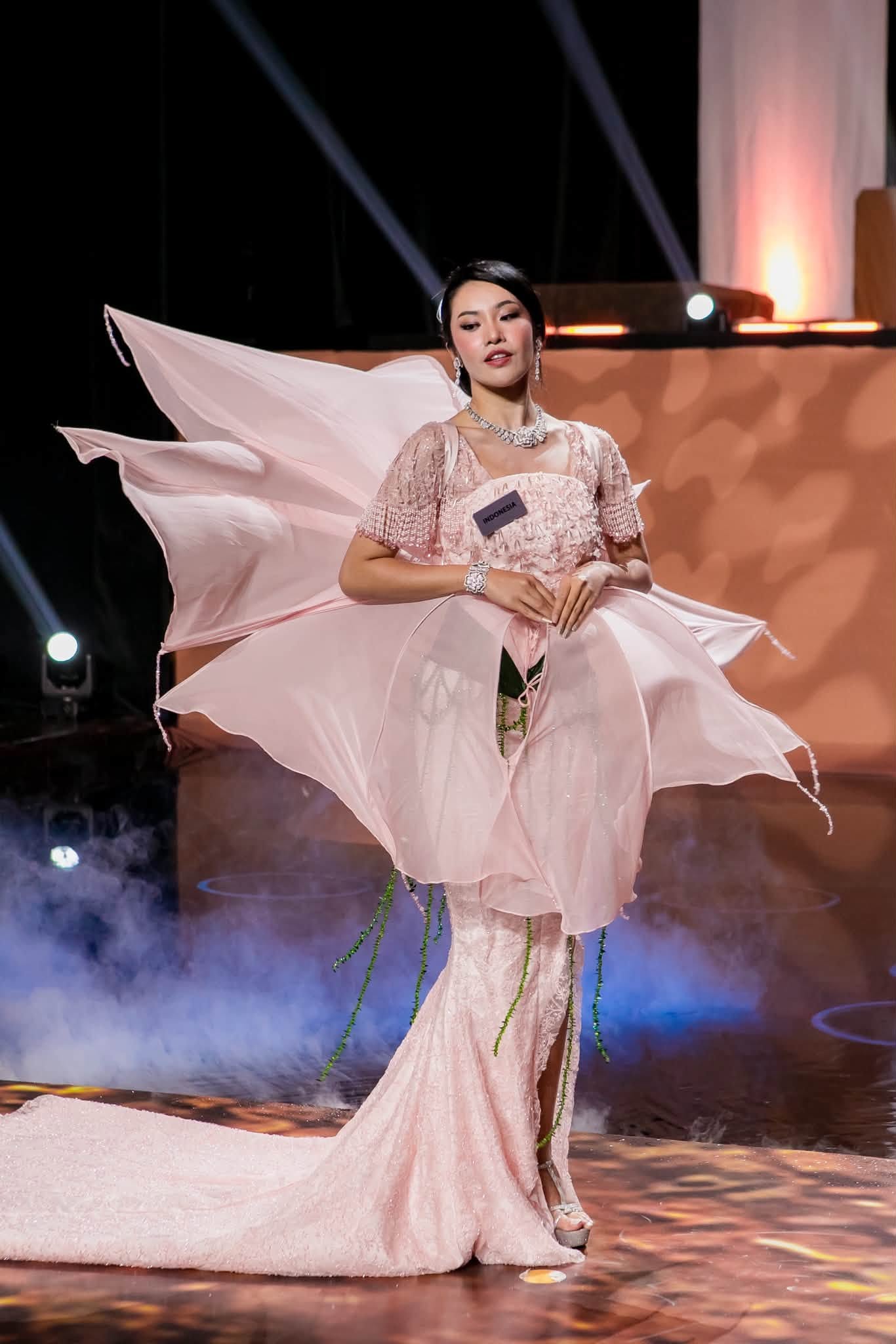 111 người đẹp Miss World kể chuyện văn hóa bản địa qua thời trang - Ảnh 10.