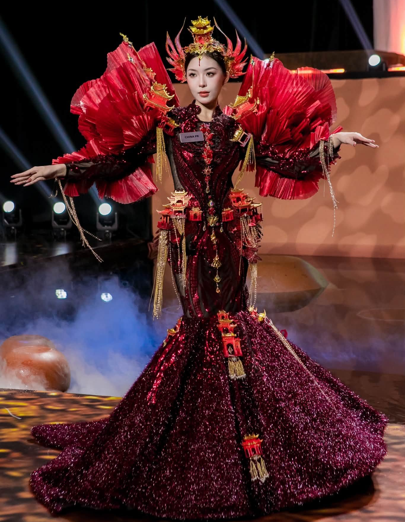 111 người đẹp Miss World kể chuyện văn hóa bản địa qua thời trang - Ảnh 1.