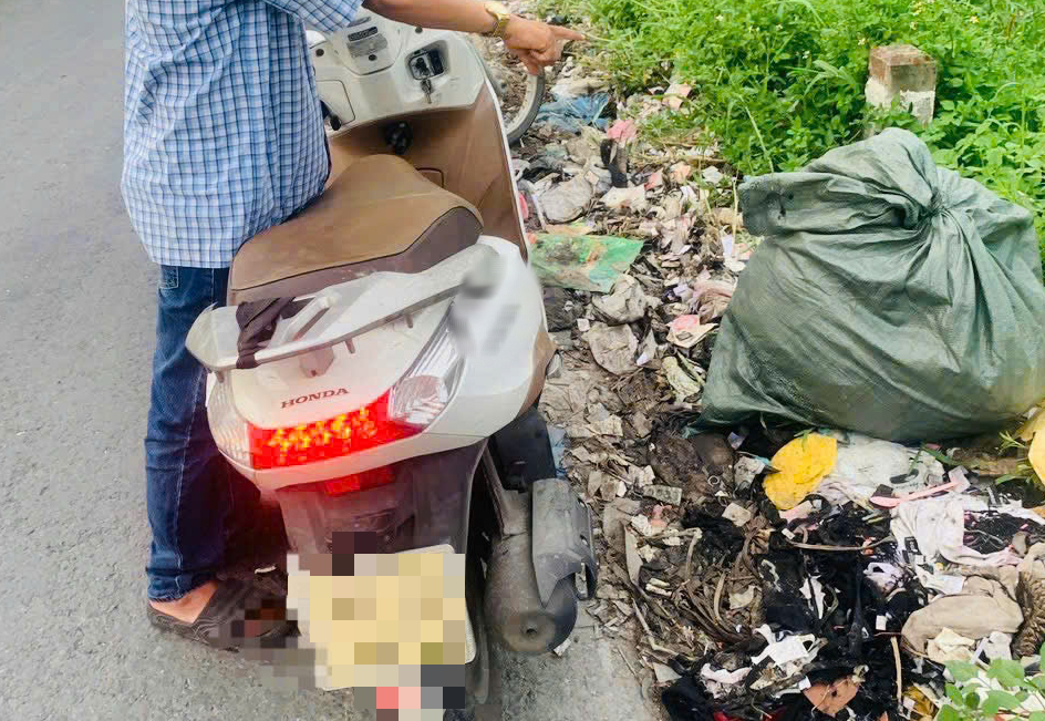 Thêm một người xả rác ven đường Rạch Cầu Suối bị phạt 1,5 triệu đồng - Ảnh 1.