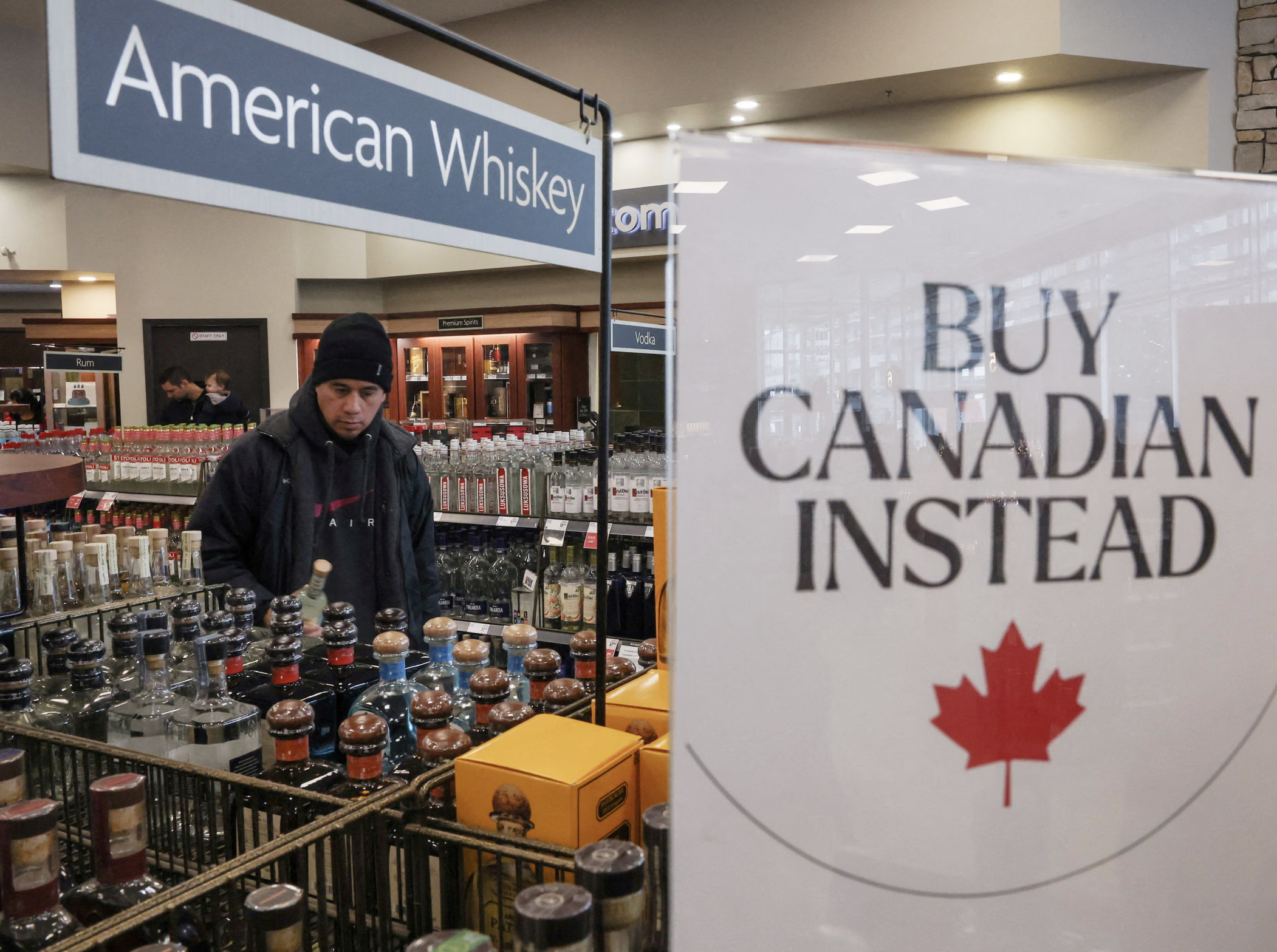 Bất mãn với chính sách của ông Trump, người Canada đồng loạt tẩy chay hàng Mỹ - Ảnh 1.