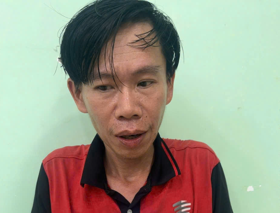 Bắt nghi phạm chém vợ, mẹ vợ rồi thay tên, trốn truy nã hơn 5 năm - Ảnh 1.