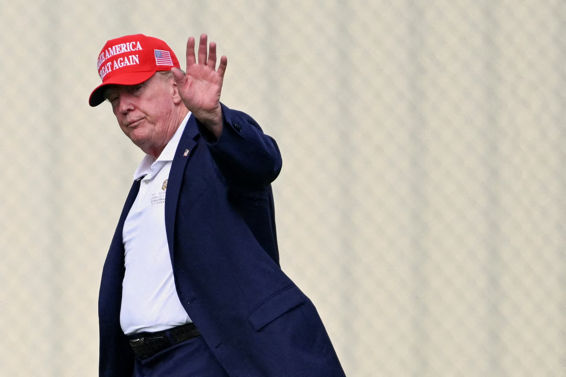 Hàng loạt trợ lý cấp cao rời Nhà Trắng, ông Trump đối mặt thách thức mới - Ảnh 3.