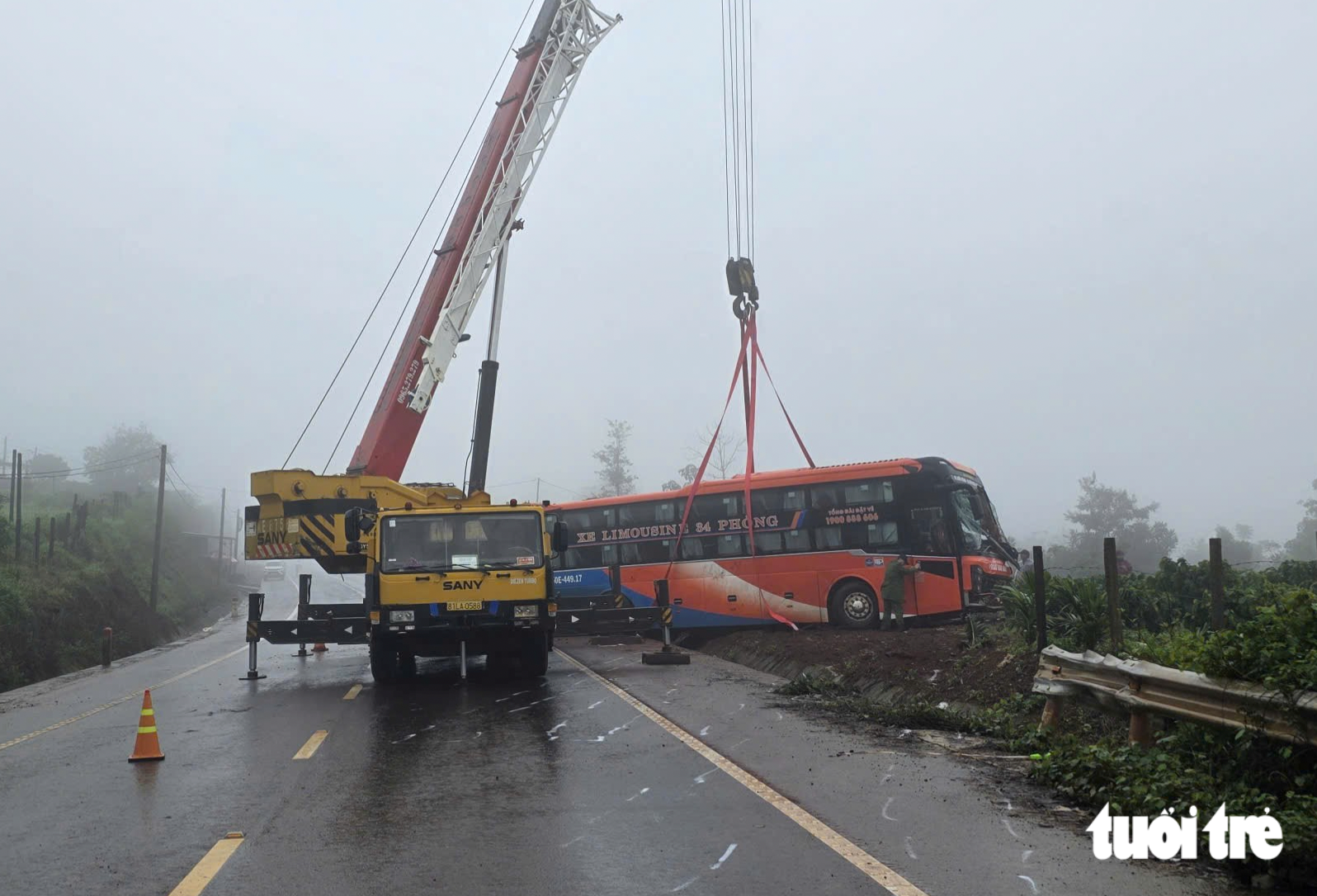 Vụ lật xe khách từ TP.HCM về Gia Lai: đã có 4 người chết - Ảnh 1.
