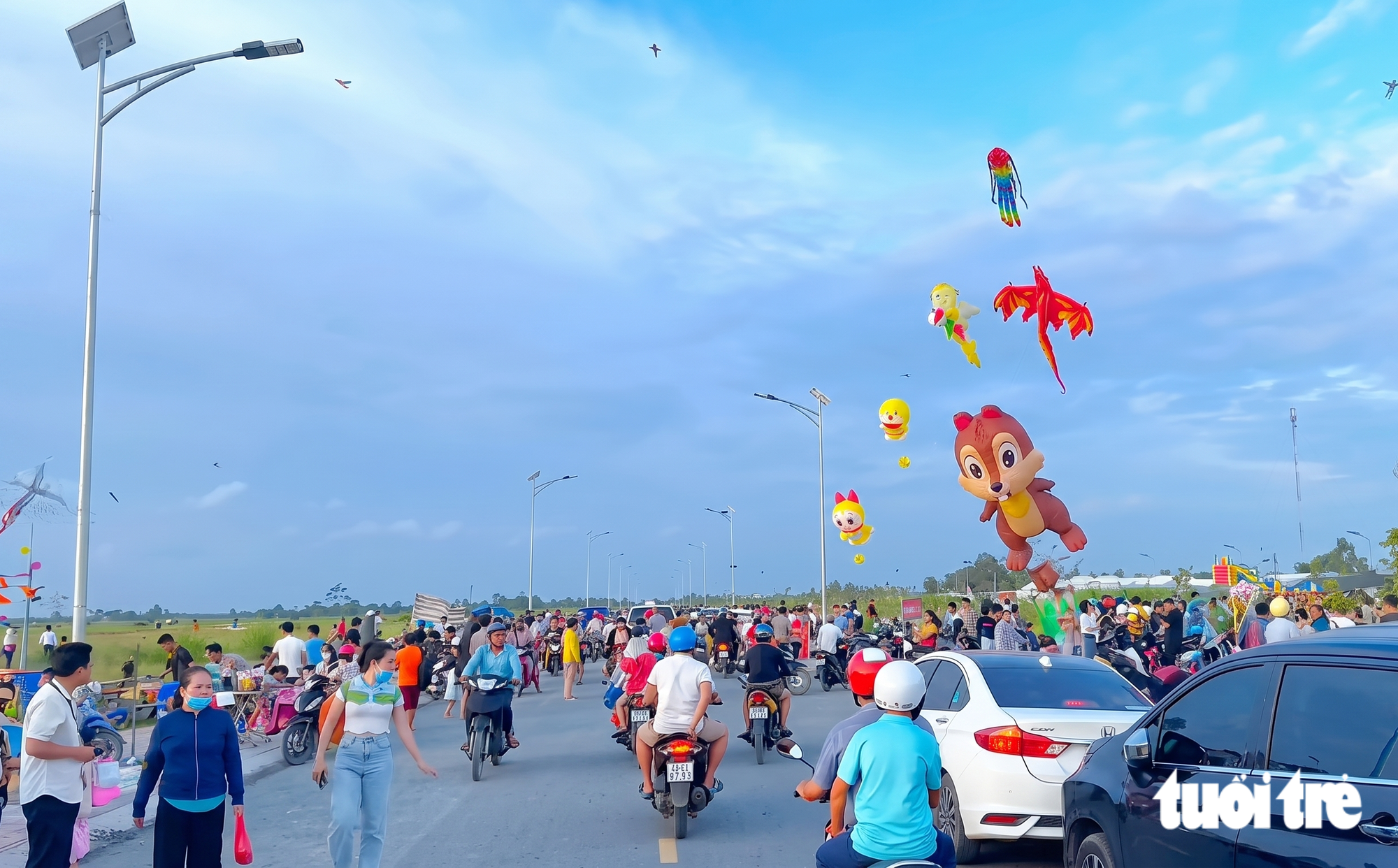 Lễ 2 - 9 tại hồ Lạc Địa: Trải nghiệm thả diều thú vị và hóng gió miền Tây - Ảnh 1.