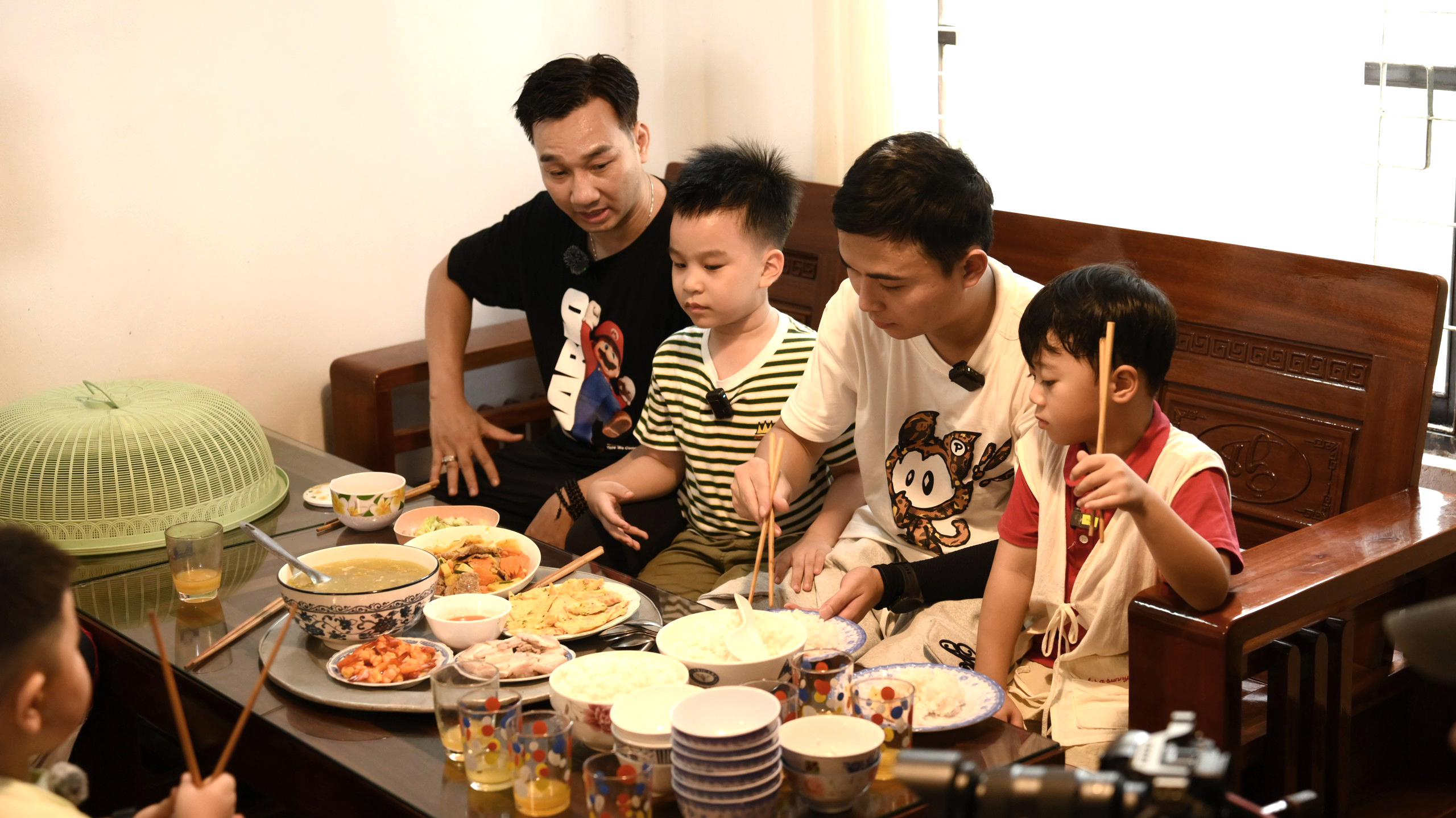 Lời mời cơm trong Bố ơi, mình đi đâu thế? gây tranh luận - Ảnh 2.