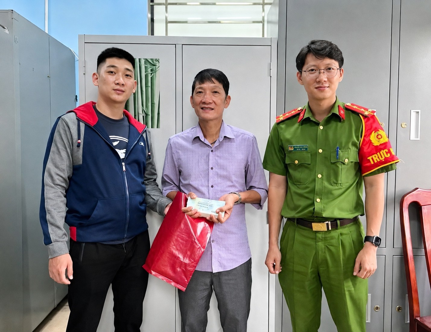 Đánh rơi 70 triệu đồng trên đường, người đàn ông may mắn tìm được nhờ thanh niên tốt bụng - Ảnh 1.