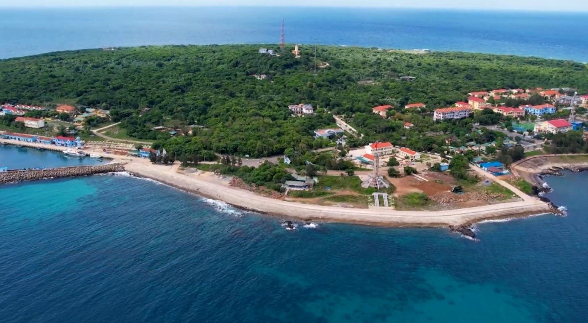 Conservationists, fishermen dive to remove ‘ghost nets’ off central Vietnam island - Ảnh 5.