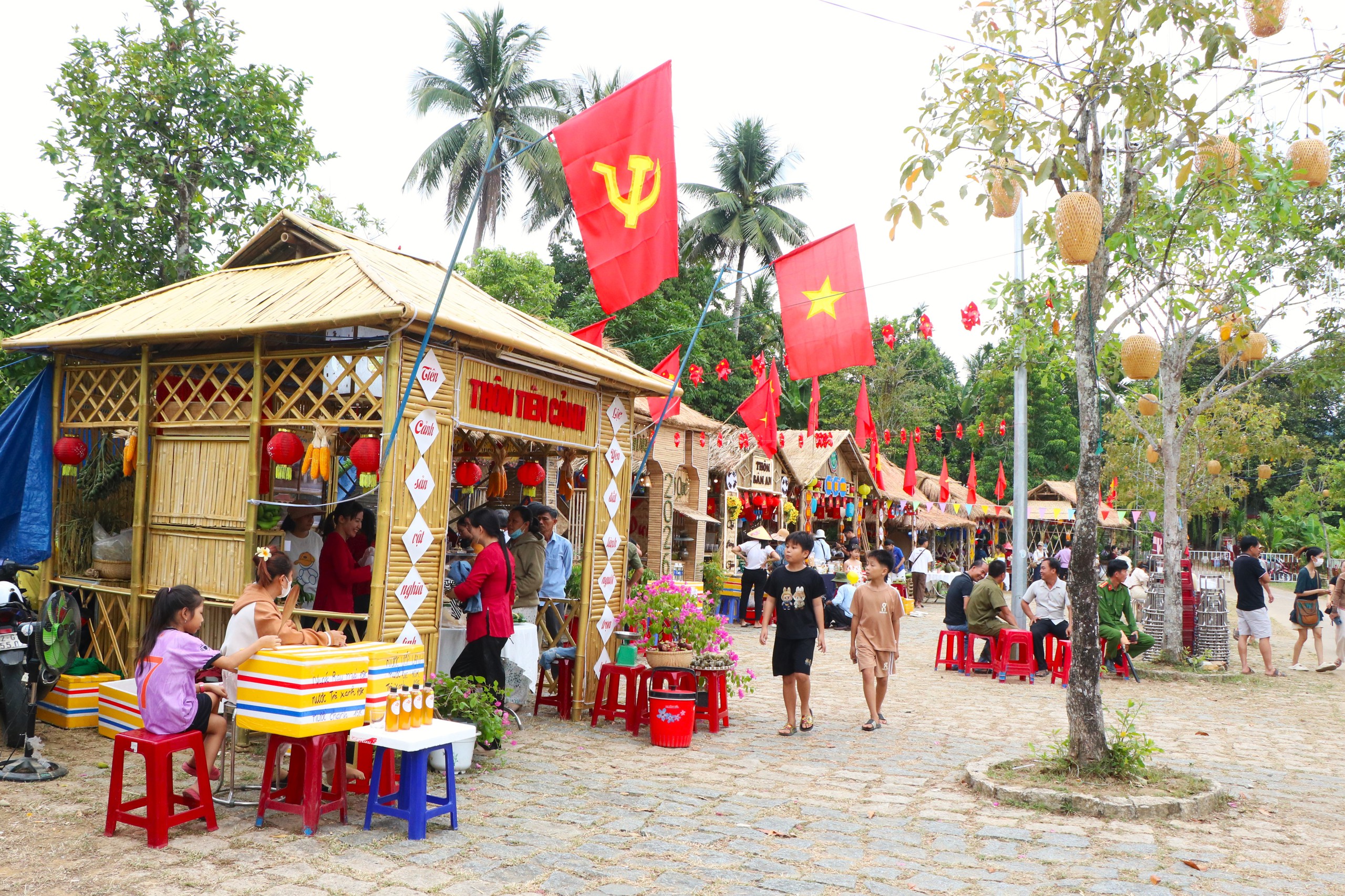 Food tour hội làng Lộc Yên: Khám phá ẩm thực dân gian giữa ‘Miền quê hạnh phúc’ - Ảnh 2.