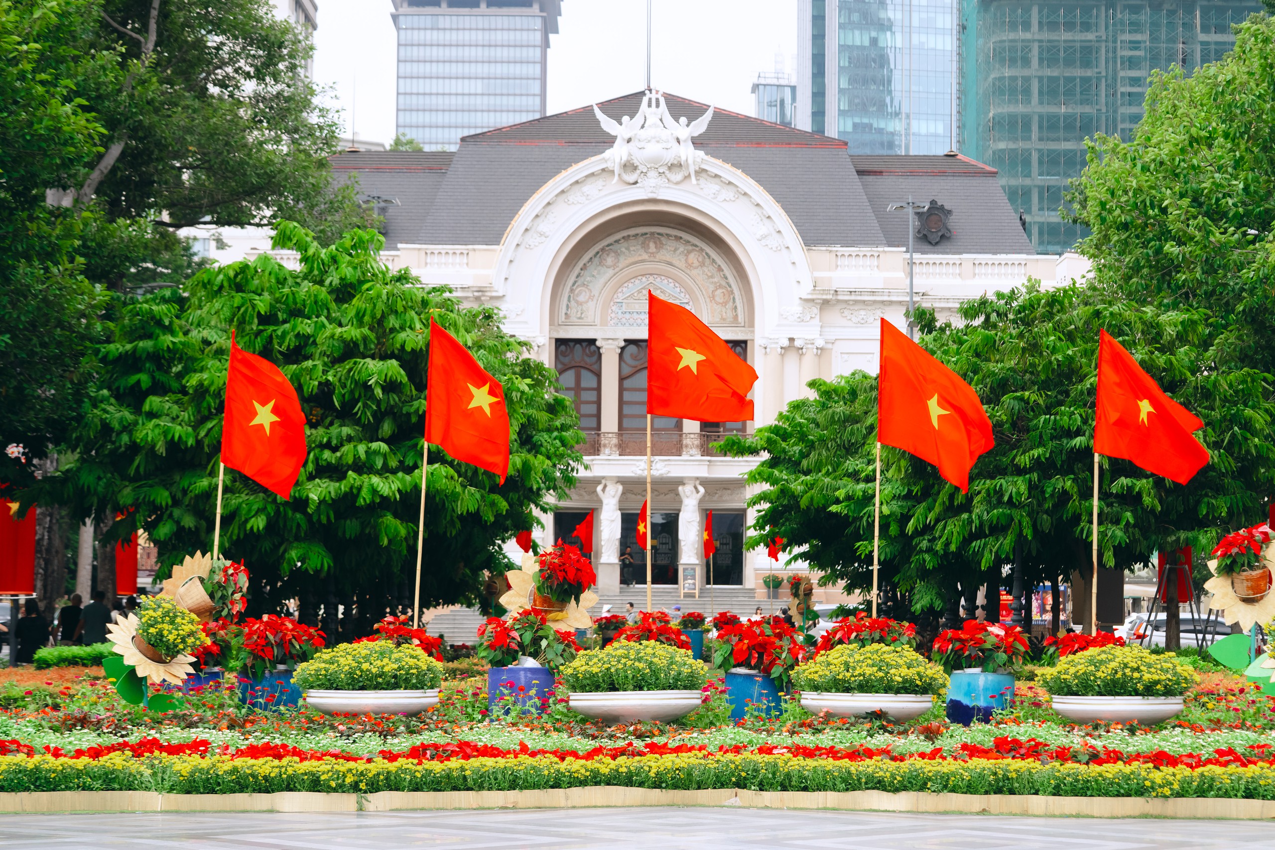 TP.HCM rực rỡ cờ hoa chào mừng Quốc khánh 2-9 - Ảnh 1.