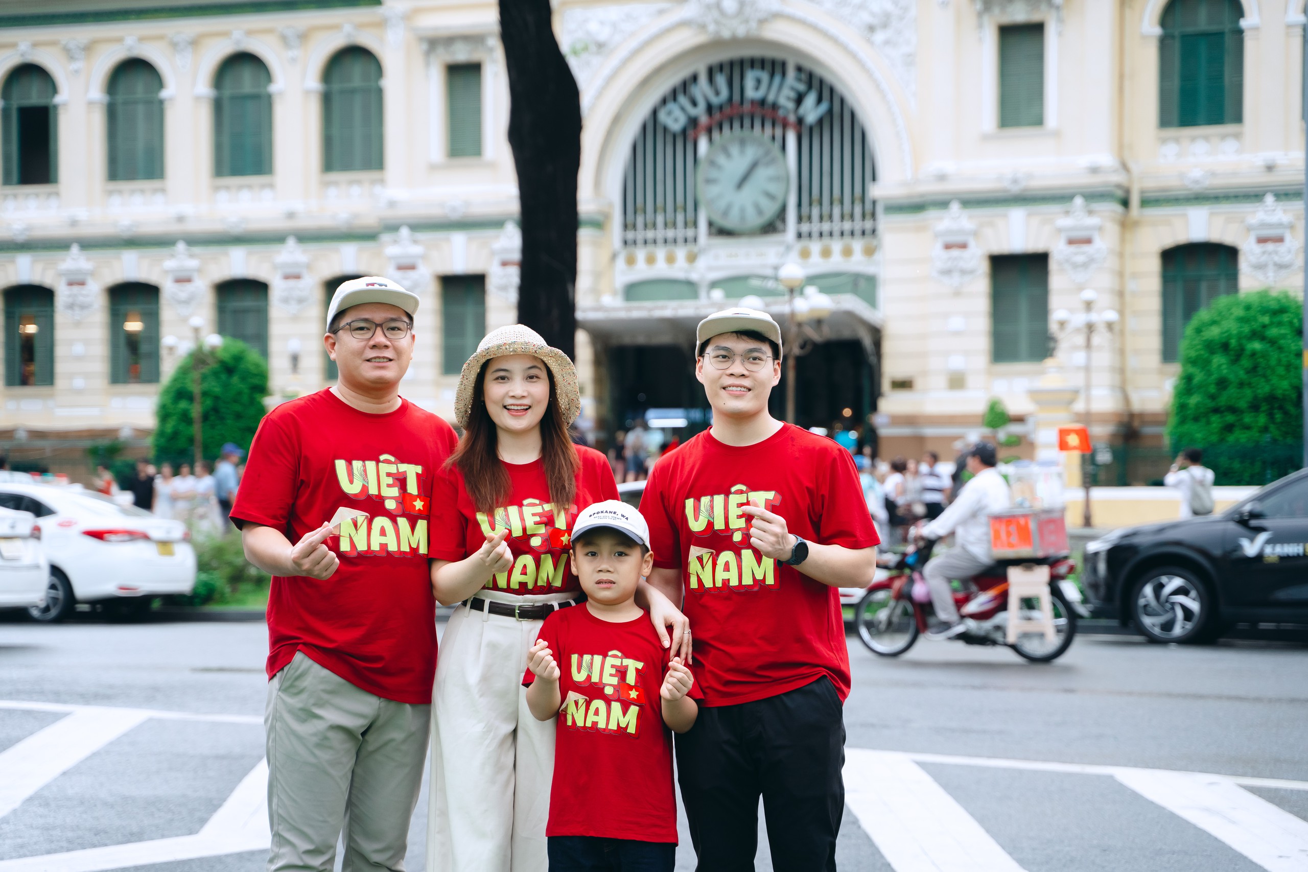 TP.HCM rực rỡ cờ hoa chào mừng Quốc khánh 2-9 - Ảnh 6.