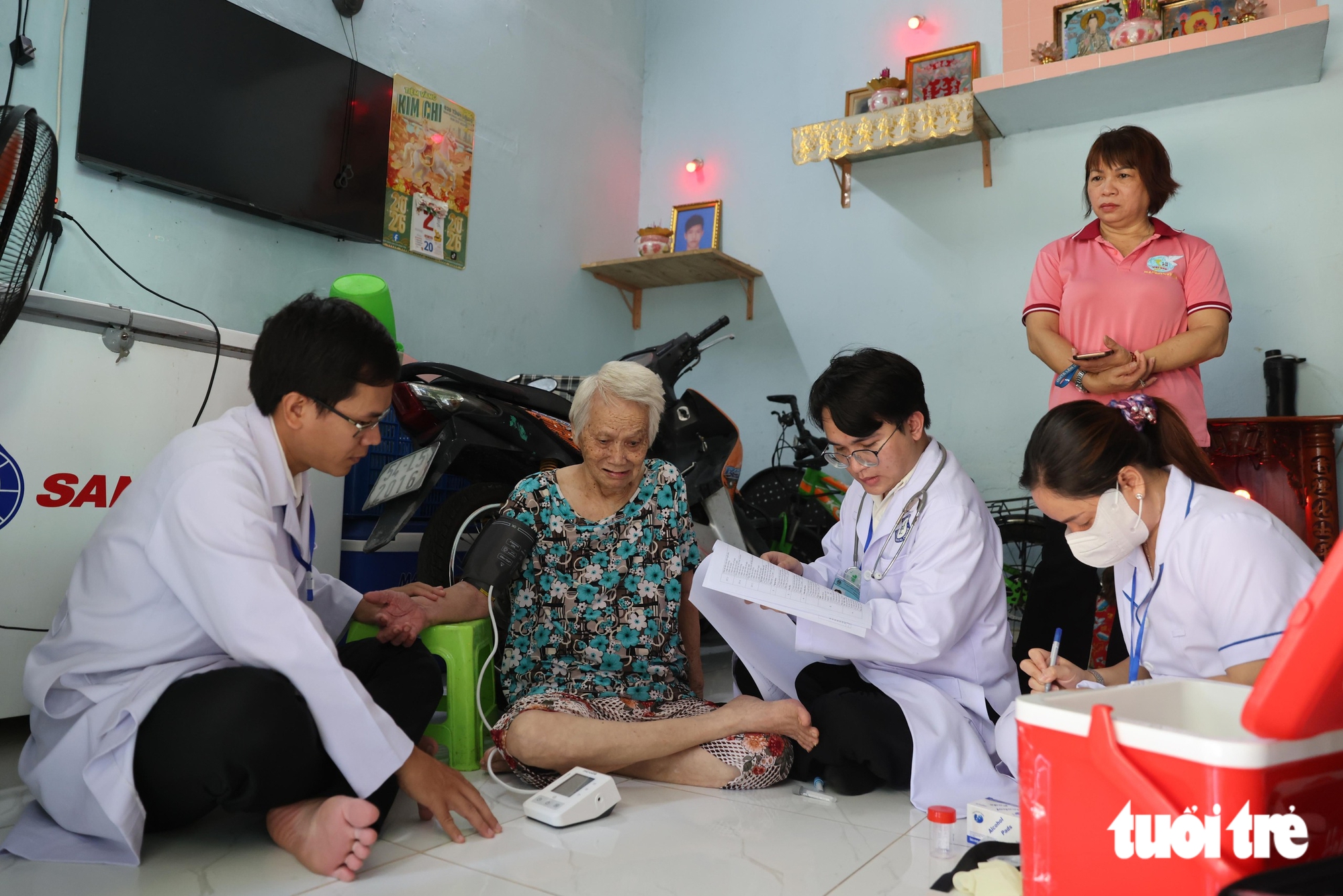 Ho Chi Minh City brings free health checkups to elderly, disabled residents at home- Ảnh 6.