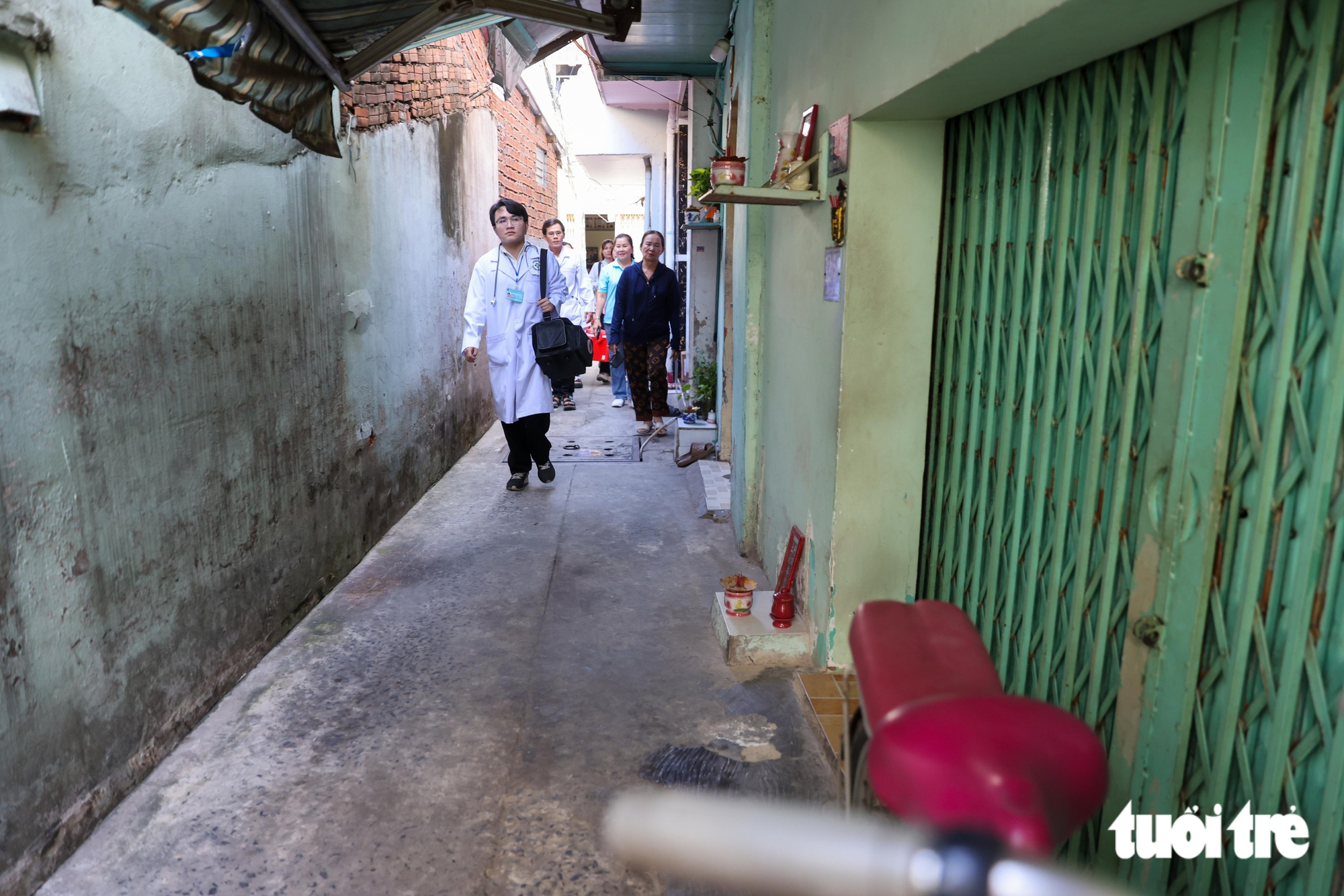 Ho Chi Minh City brings free health checkups to elderly, disabled residents at home- Ảnh 5.