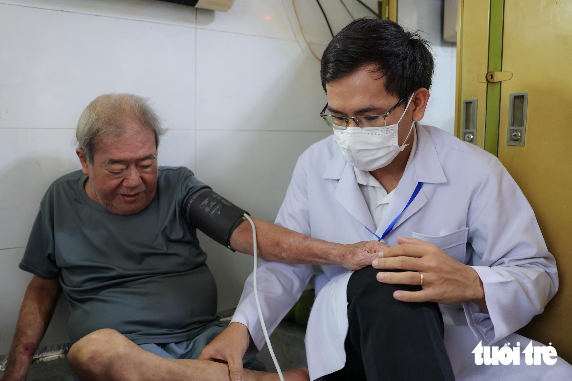 Ho Chi Minh City brings free health checkups to elderly, disabled residents at home- Ảnh 4.
