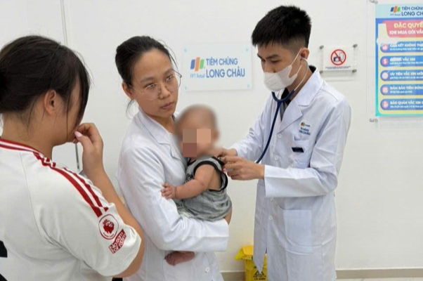 Cấp cứu thành công bé bị sặc sữa ở trẻ tại Trung tâm Tiêm chủng Long Châu - Ảnh 2.