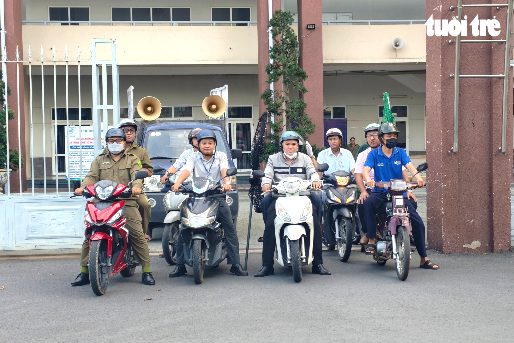 1 giờ ra quân, phường Đông Hòa bắt được 3 con chó thả rông - Ảnh 2.