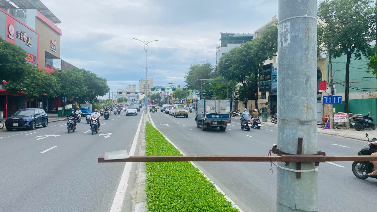 Bạn đọc suýt gặp nạn vì thanh sắt treo băng rôn quá thấp giữa đường - Ảnh 6.