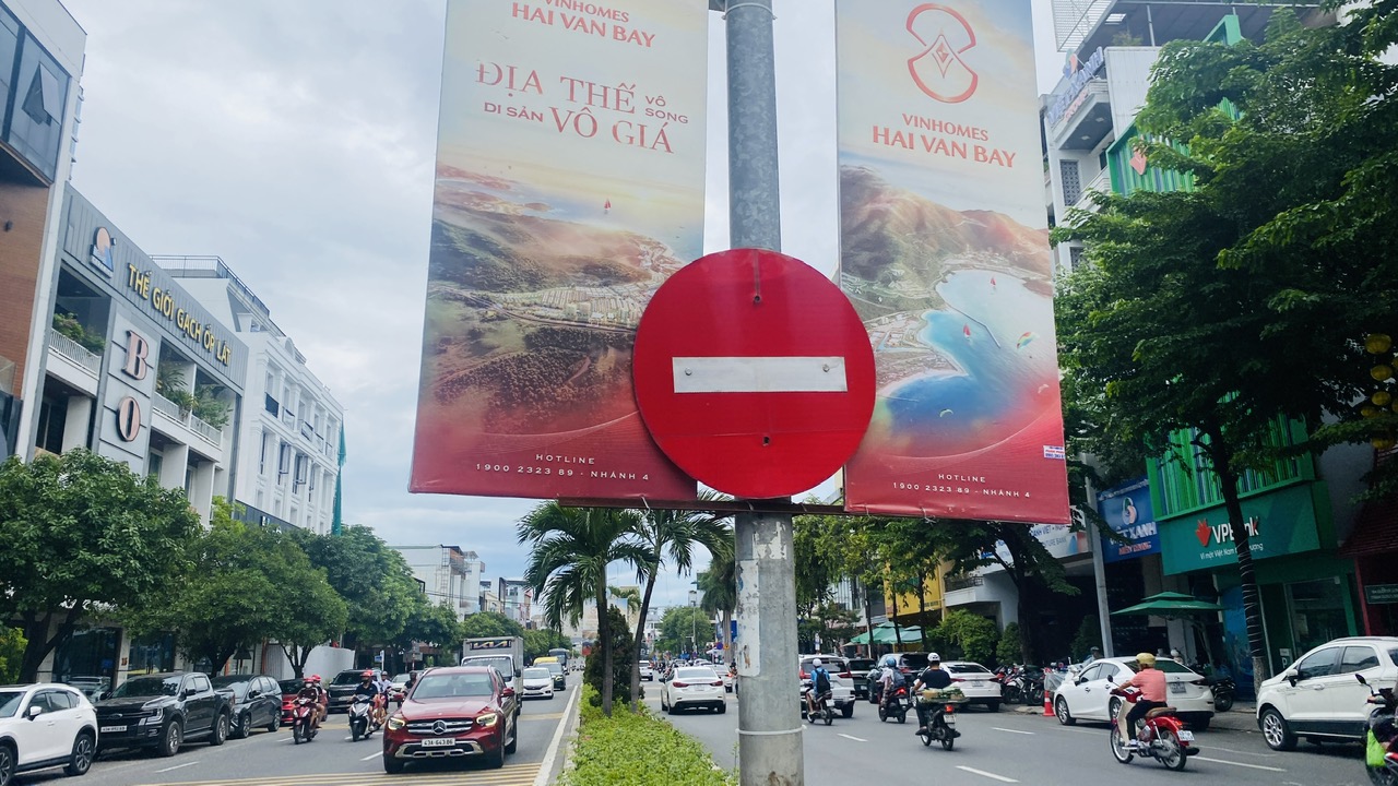 Bạn đọc suýt gặp nạn vì thanh sắt treo băng rôn quá thấp giữa đường - Ảnh 3.