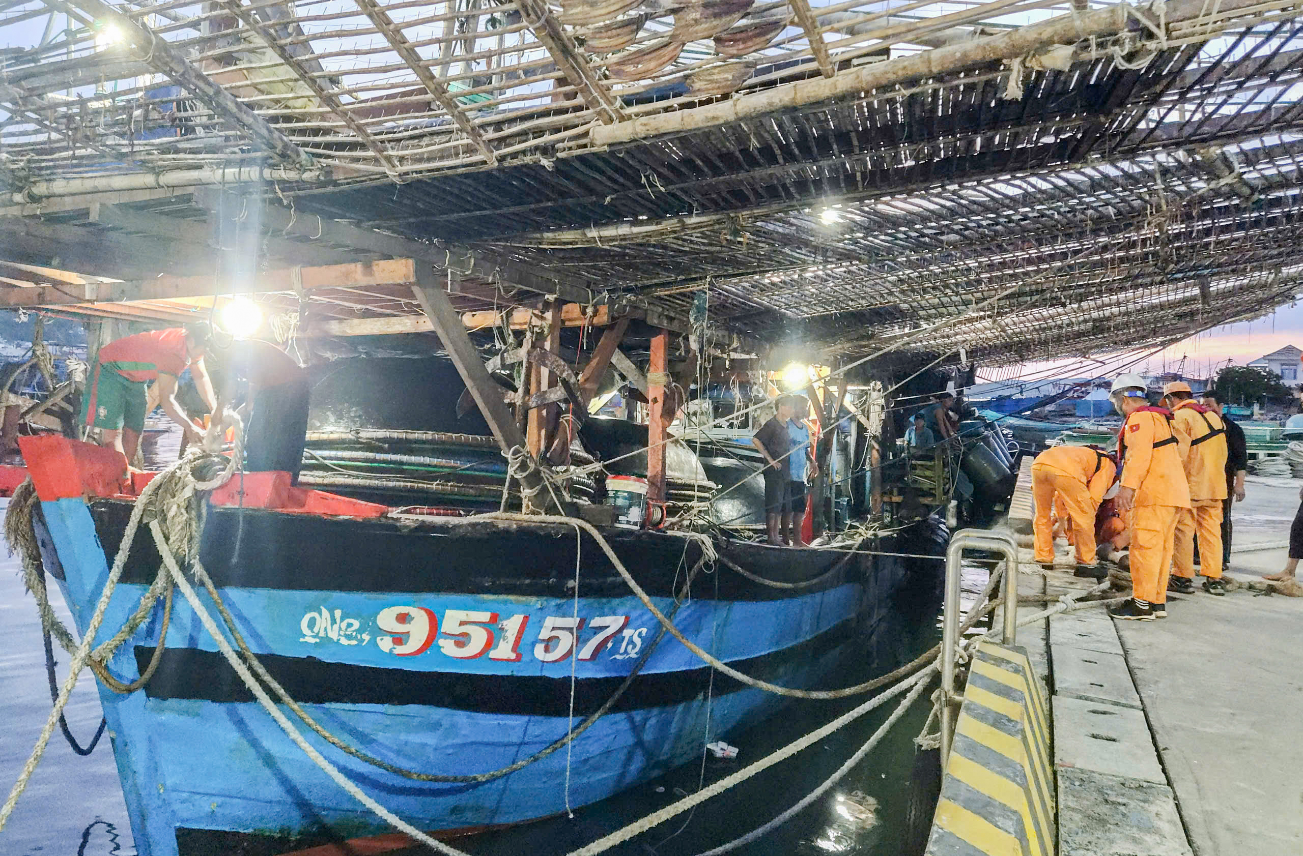ngư dân, cháy tàu - Ảnh 1.