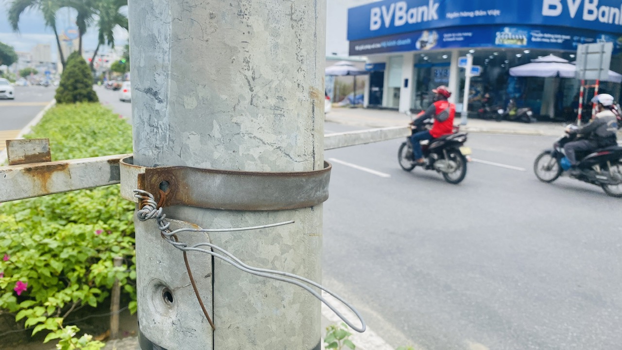 Bạn đọc suýt gặp nạn vì thanh sắt treo băng rôn quá thấp giữa đường - Ảnh 4.