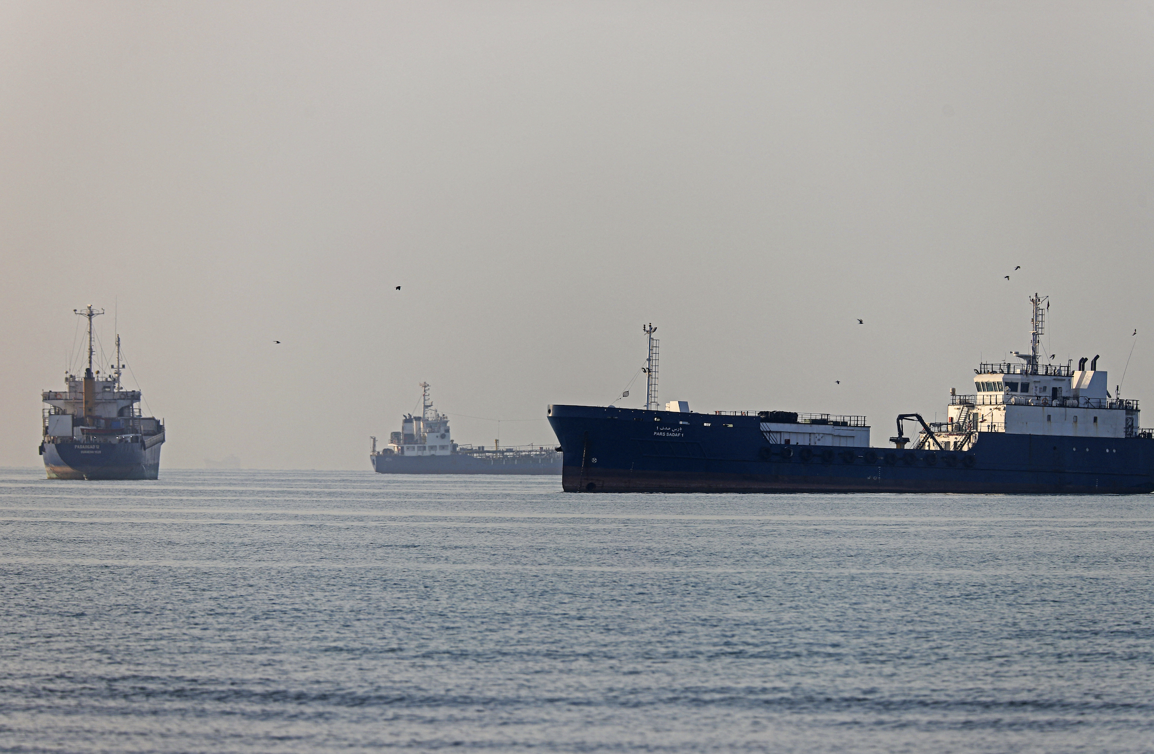Reuters: Iran sẽ kiểm soát tàu vào vịnh Ba Tư qua Hormuz theo thỏa thuận với Oman - Ảnh 1.