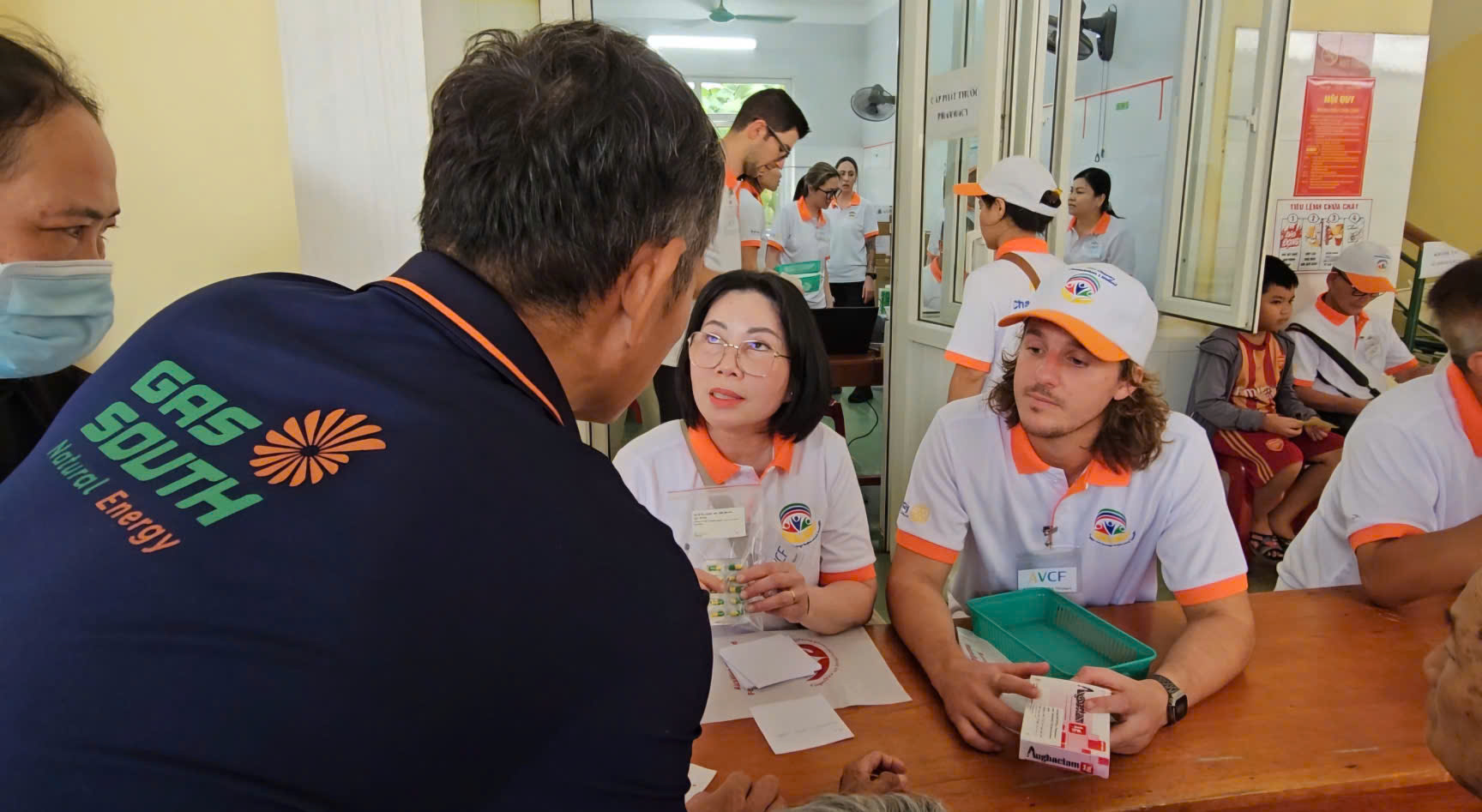 Hơn 100 y bác sĩ vượt hơn 5.000km từ Úc đến Phong Nha khám bệnh miễn phí cho dân - Ảnh 1.