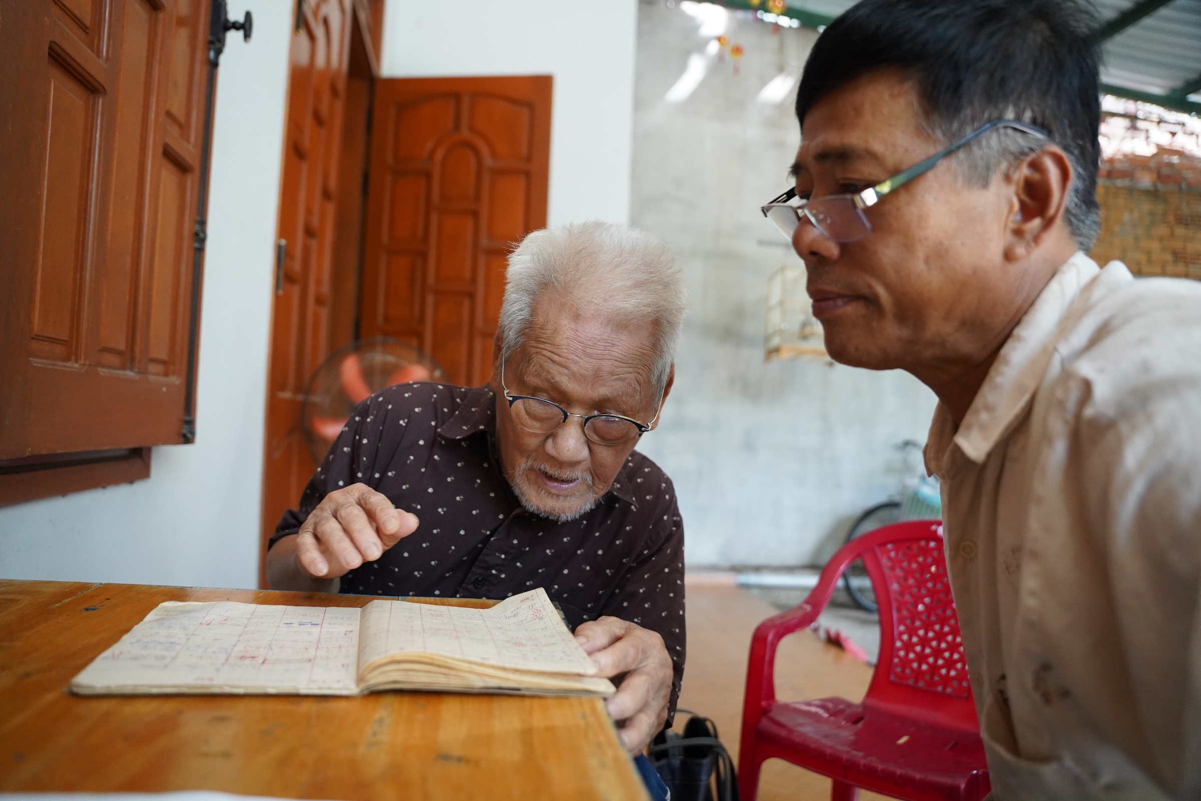 Từ Thanh Hóa vào Quảng Ngãi, tìm một cái tên liệt sĩ trong cuốn sổ của y sĩ 96 tuổi - Ảnh 1.