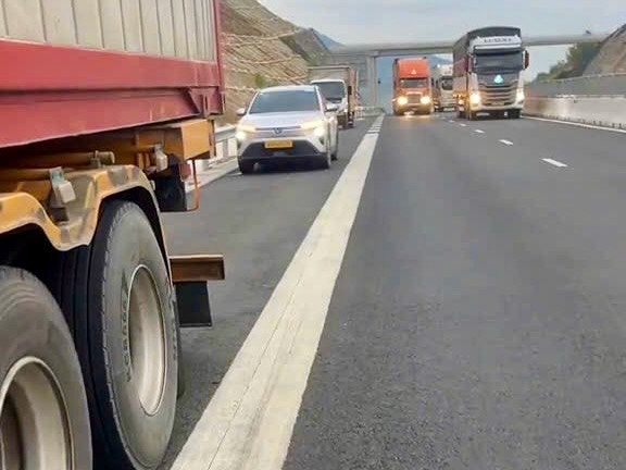 Hàng loạt xe cán phải mảnh sắt trên cao tốc qua Đắk Lắk - Ảnh 1.