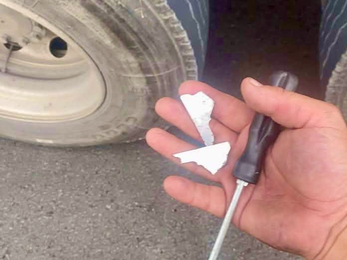 Hàng loạt xe cán phải mảnh sắt trên cao tốc qua Đắk Lắk - Ảnh 2.