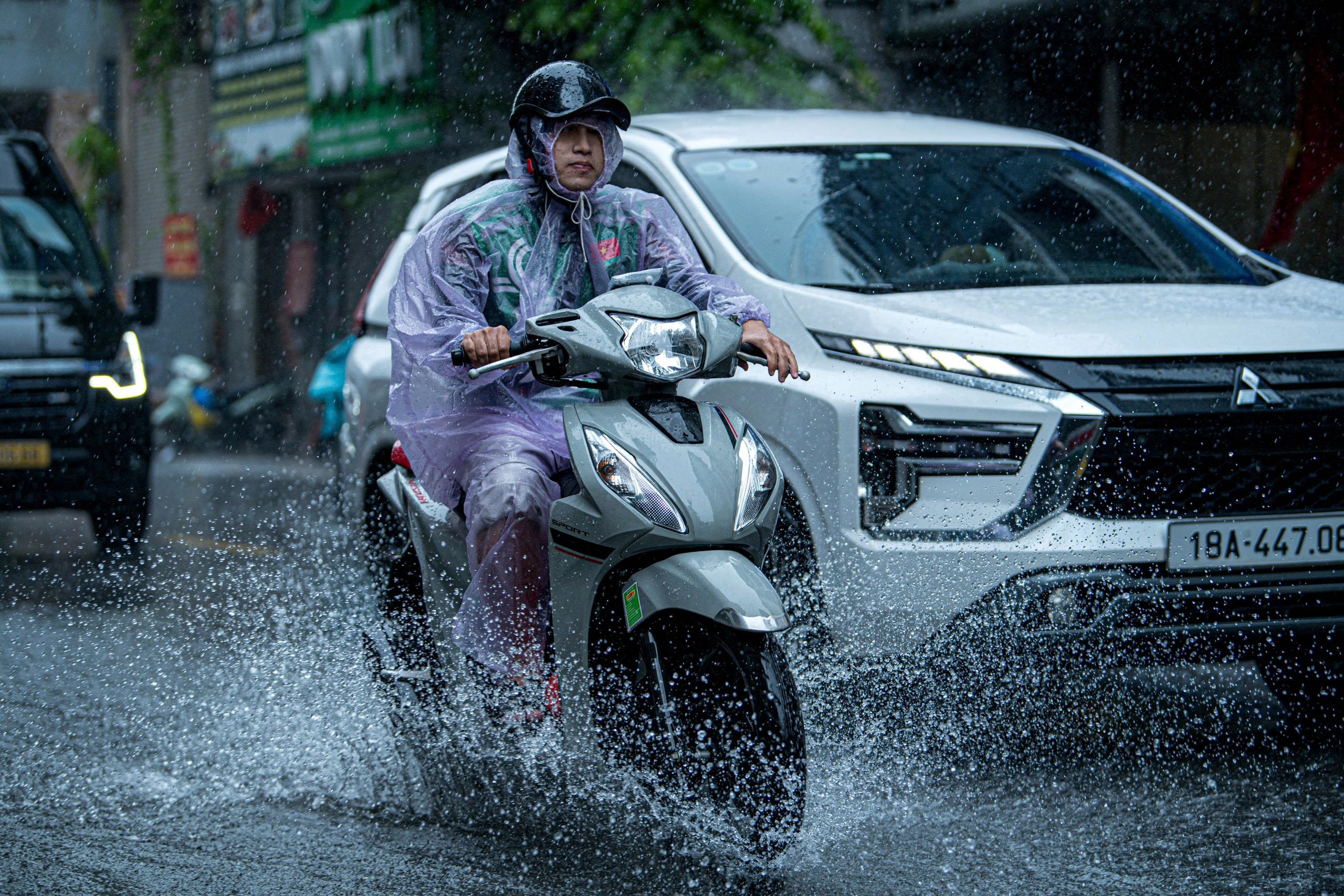 Thời tiết hôm nay 7-8: Miền Bắc giảm mưa từ chiều nay, Biển Đông dông gió - Ảnh 1.