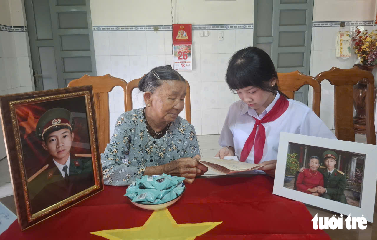 Cậu học trò lớp 7 rưng rưng phục dựng ảnh liệt sĩ - Ảnh 4.