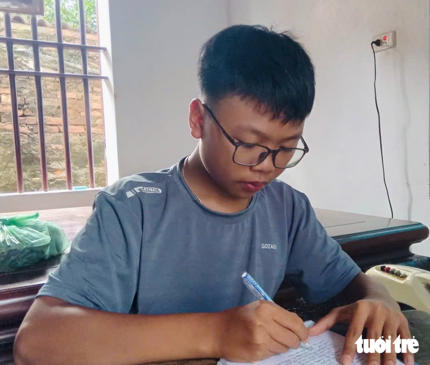 Cậu học trò lớp 7 rưng rưng phục dựng ảnh liệt sĩ - Ảnh 5.