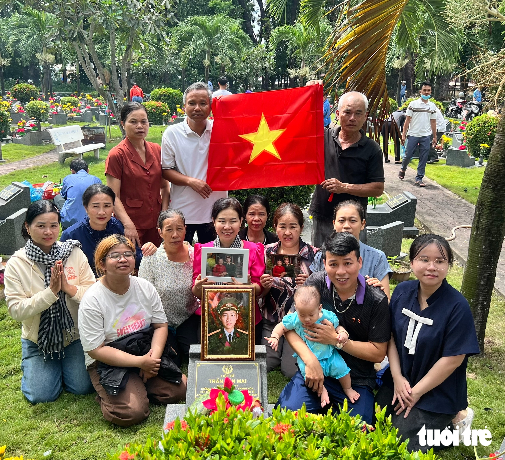 Cậu học trò lớp 7 rưng rưng phục dựng ảnh liệt sĩ - Ảnh 6.