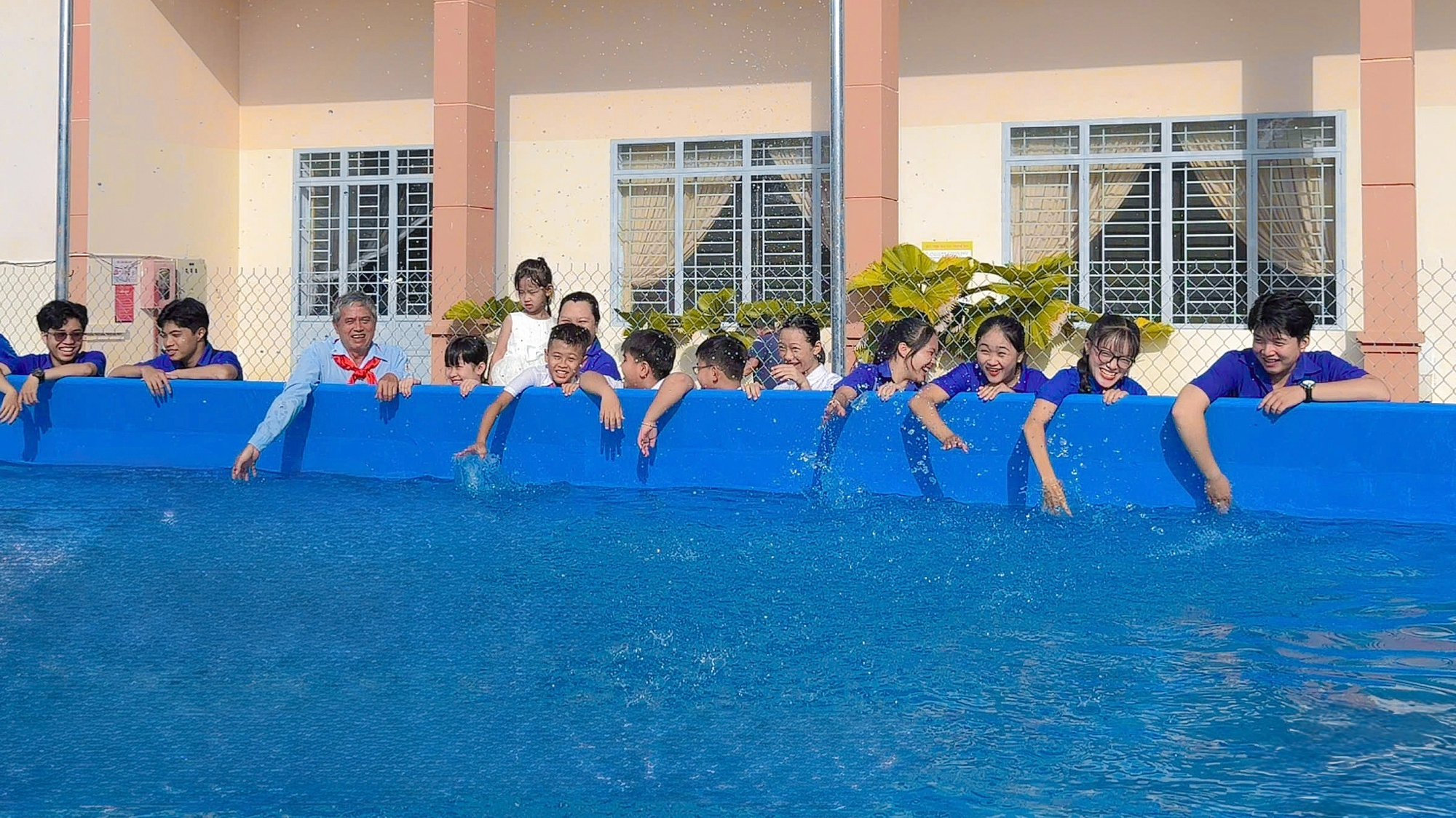 Tăng sân chơi thiếu nhi tại TP . HCM với hồ bơi 100 triệu đồng cho trẻ ngọai thành - Ảnh 2.