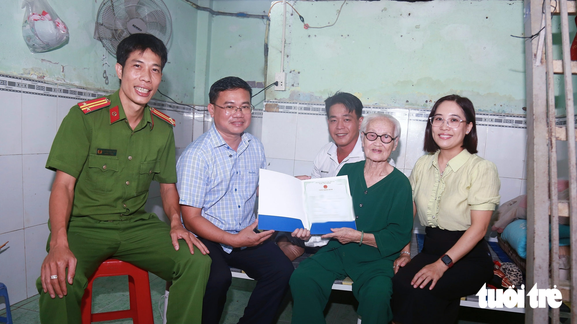 Cụ bà 90 tuổi lần đầu có giấy khai sinh: 'Mừng quá, tôi ngủ không được' - Ảnh 1.