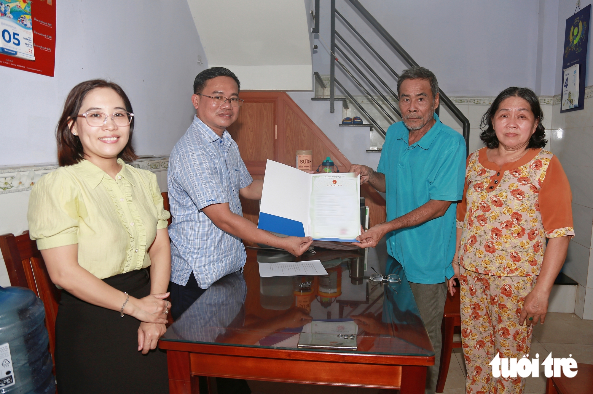 Cụ bà 90 tuổi lần đầu có giấy khai sinh: 'Mừng quá, tôi ngủ không được' - Ảnh 2.