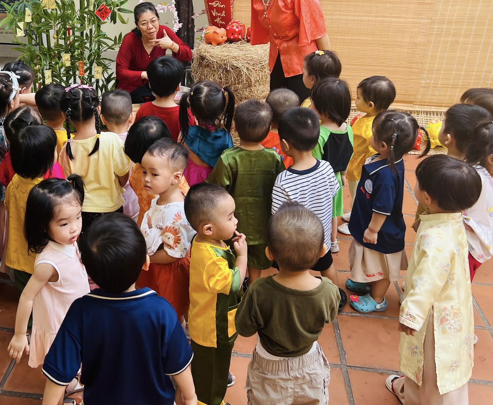 Tranh cãi việc mua đồng phục... ngủ, phụ huynh người nói hợp lý, người nói 'vẽ vời' - Ảnh 1.