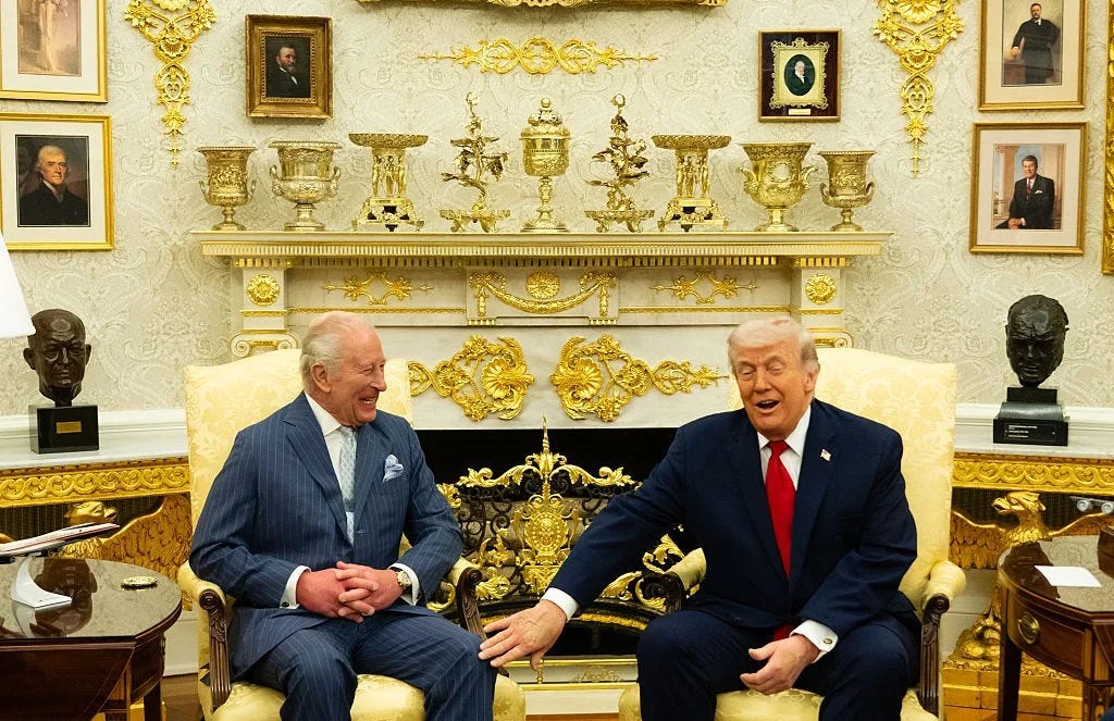 Chiêm ngưỡng Phòng Bầu dục dát vàng của Tổng thống Mỹ Donald Trump - Ảnh 1.