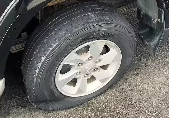 Xe đang chạy trên cao tốc bất ngờ cán trúng vật nhọn gây thủng lốp: Tài xế xử lý ra sao cho an toàn? - Ảnh 2.