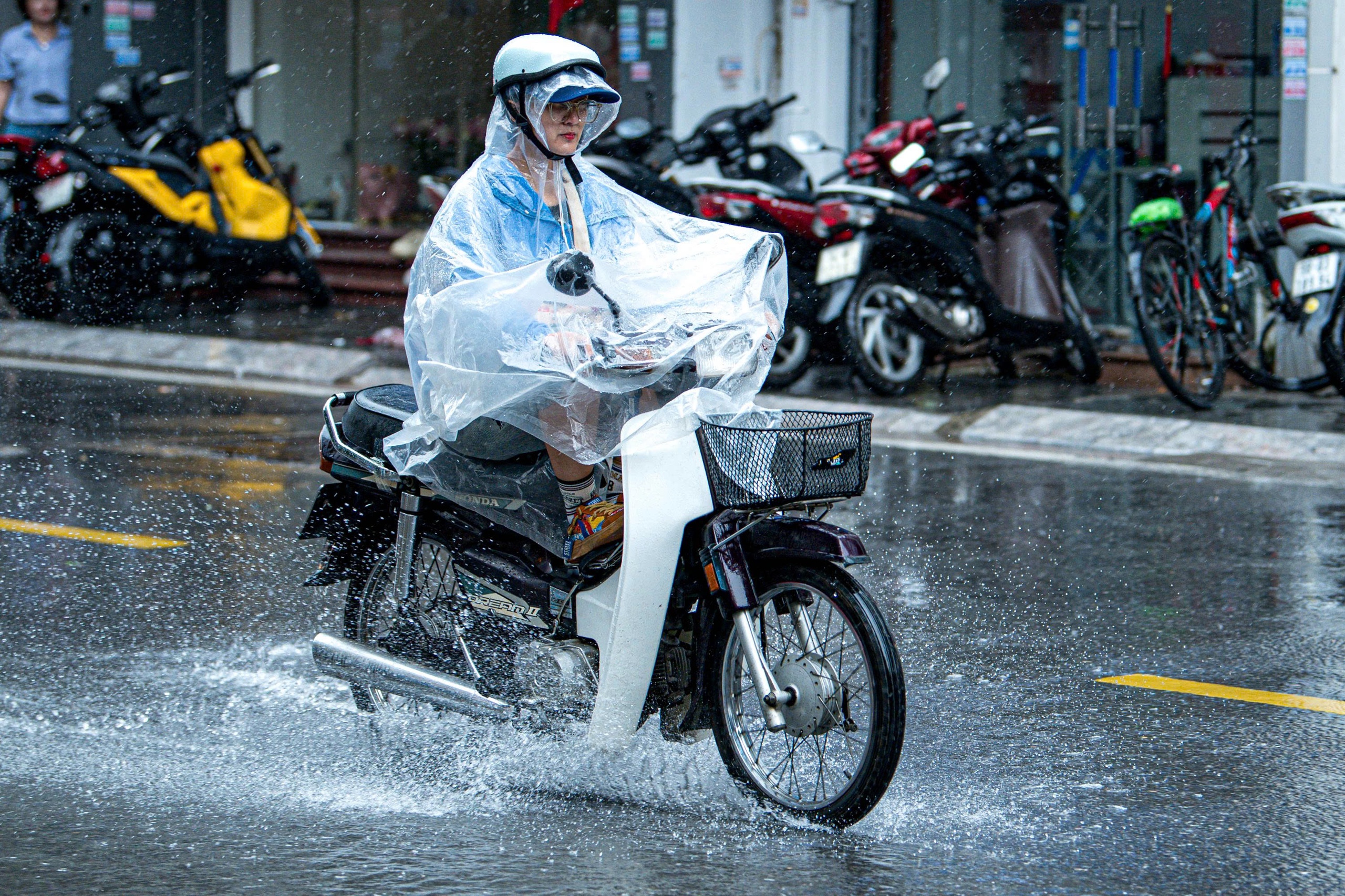 Dự báo miền Bắc và miền Nam mưa dông, có nơi mưa to chiều tối nay - Ảnh 1.