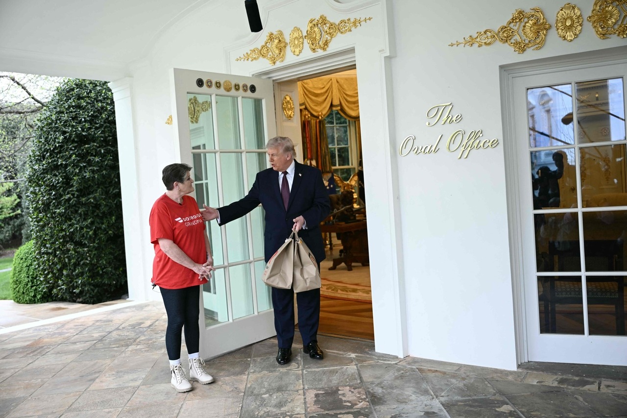 Chiêm ngưỡng Phòng Bầu dục dát vàng của Tổng thống Mỹ Donald Trump - Ảnh 2.