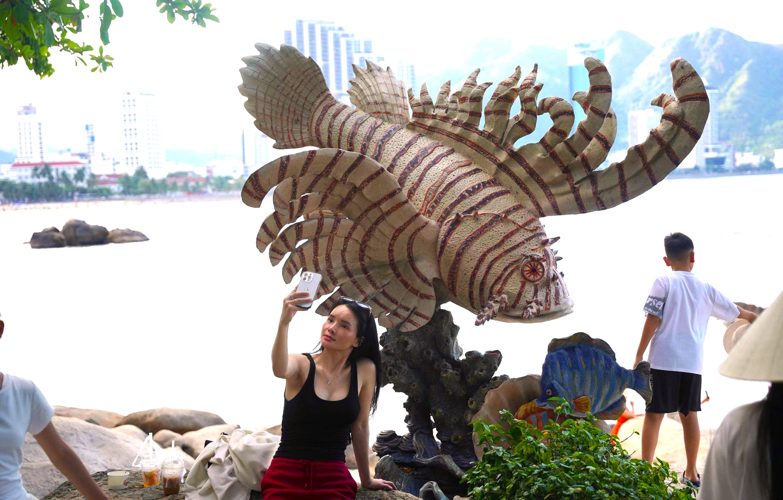 Kỳ lạ 'dấu bàn tay khổng lồ' trên tảng đá ở Hòn Chồng - Ảnh 6.