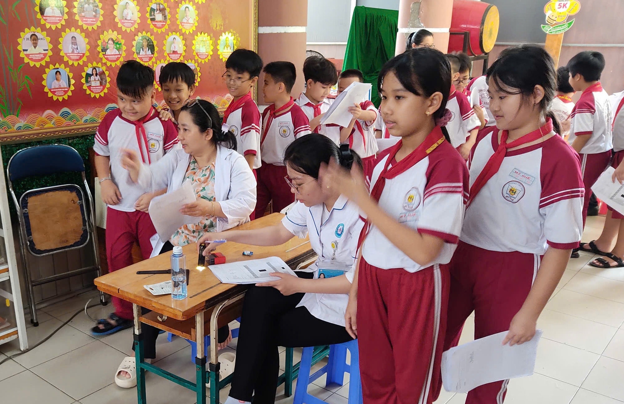 Khoảng 3 triệu học sinh, sinh viên tại TP.HCM được khám sức khỏe miễn phí - Ảnh 1.