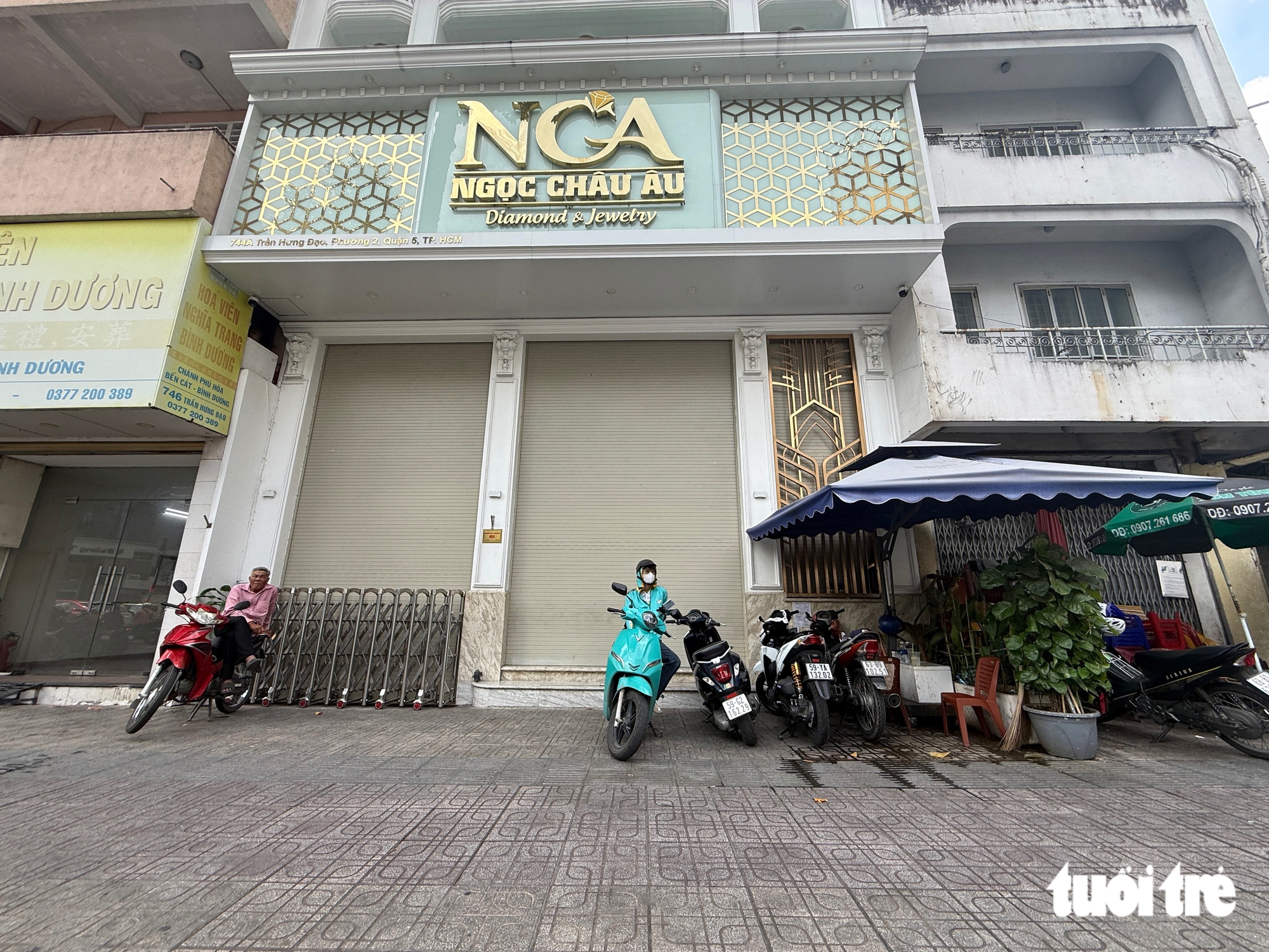 Một cửa hàng kim cương mở lại, nhiều tiệm vẫn im lìm sau thời gian hẹn mở cửa - Ảnh 8.