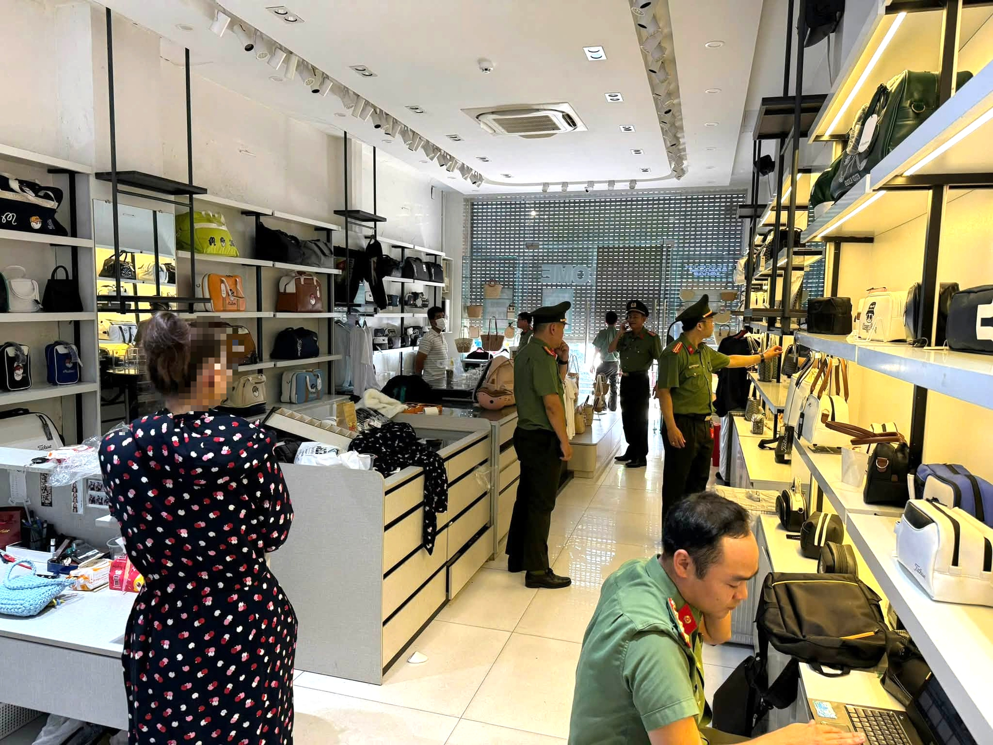 Khởi tố vụ bán hàng ngàn sản phẩm giả mạo các thương hiệu Crocs, Dior, Louis Vuitton, Lacoste…ở Đà Nẵng - Ảnh 1.