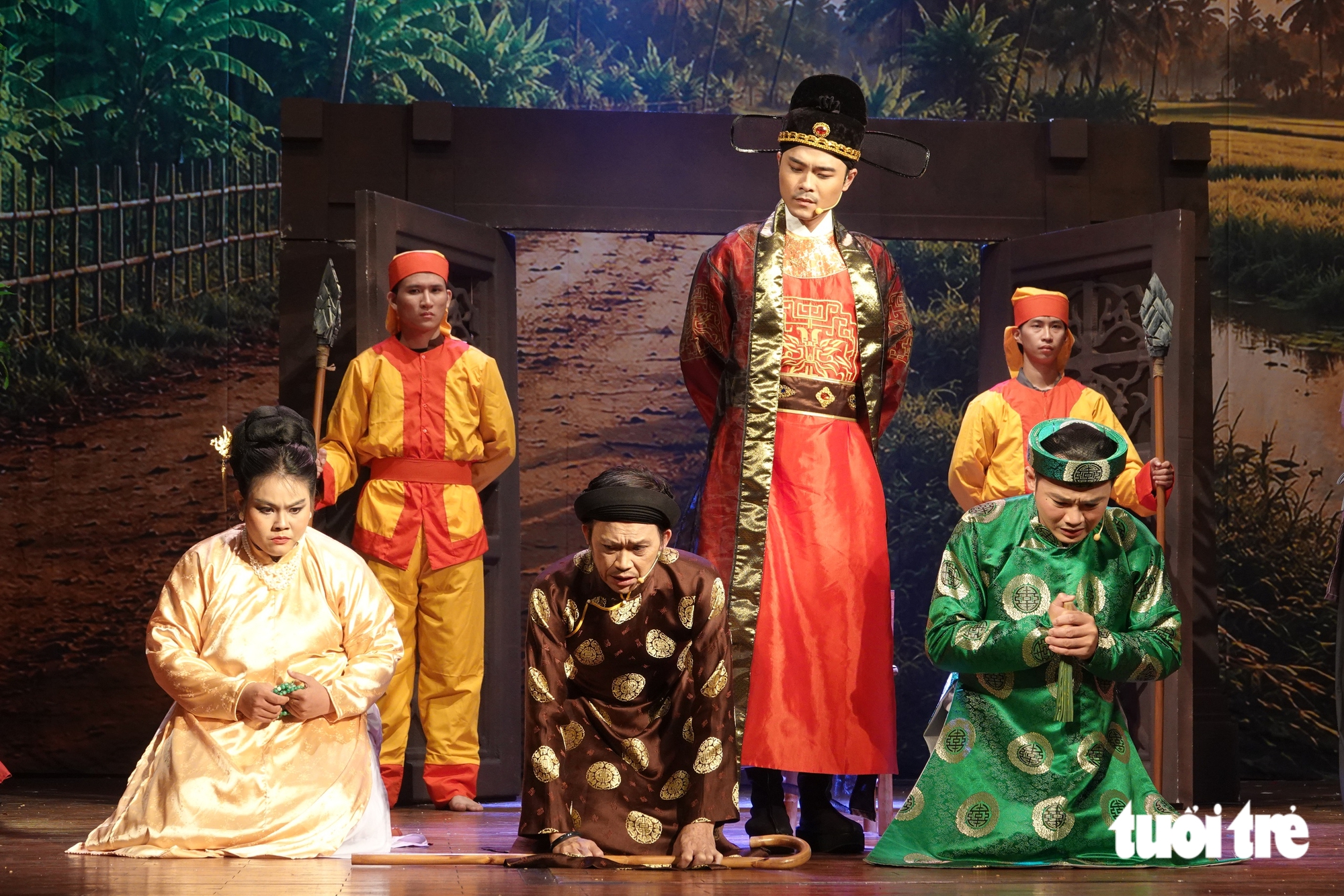 Hoài Linh ca bài bản cải lương, mừng Sân khấu Mới tròn một tuổi - Ảnh 2.