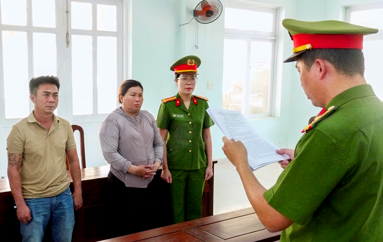 Khởi tố người phụ nữ thu gom 134 tấn ốc, sò chết san lấp mặt bằng - Ảnh 2.