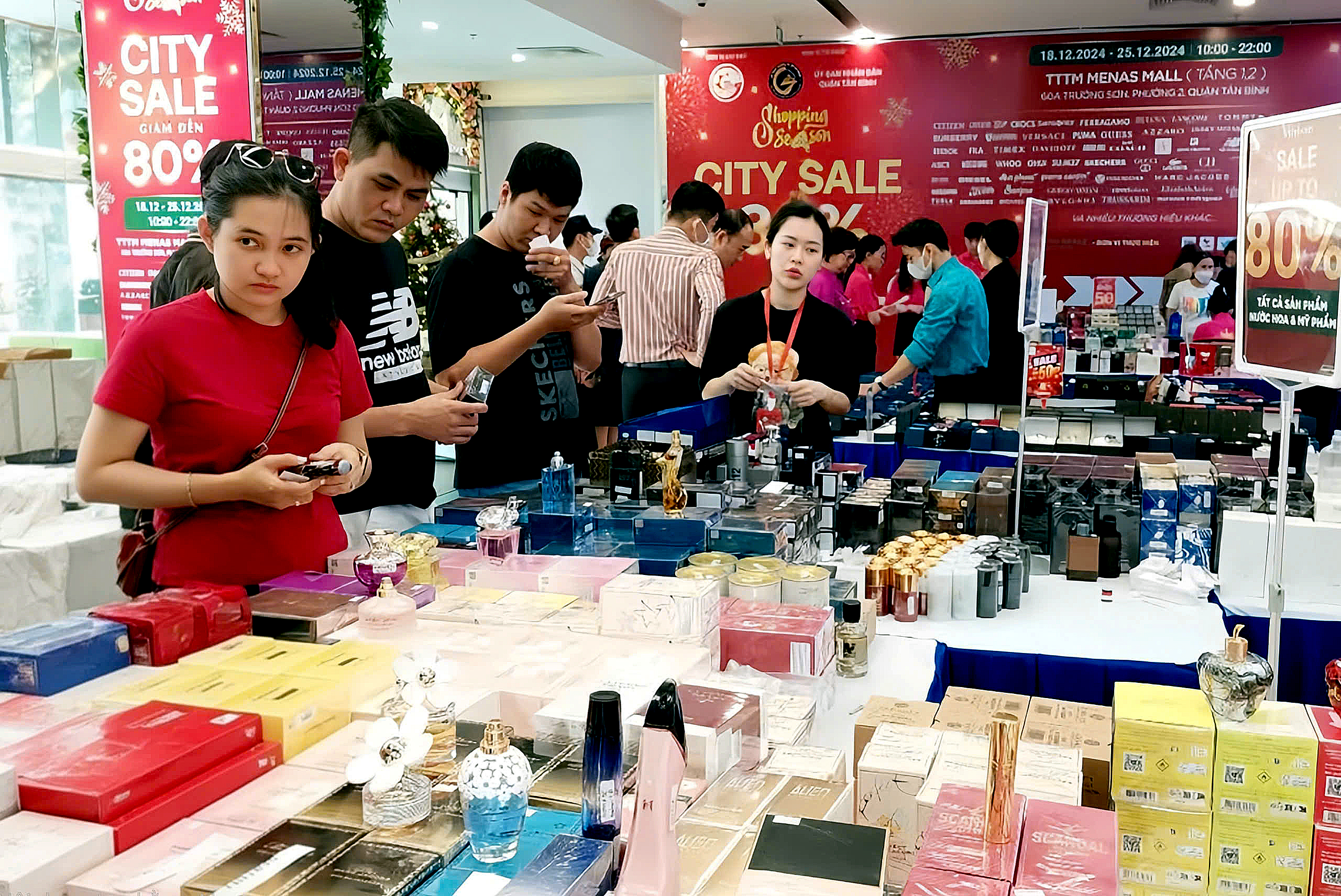 Thượng vàng hạ cám thị trường nước hoa, giá nào cũng có - Ảnh 2.