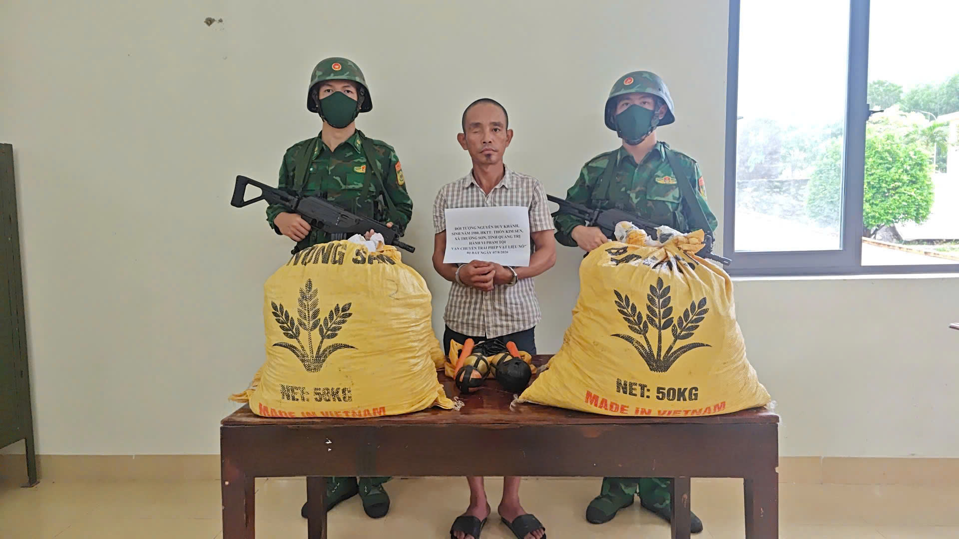 Đánh sập đường dây đưa thuốc nổ từ Lào vào Việt Nam, thu hơn 210kg vật liệu nổ - Ảnh 1.