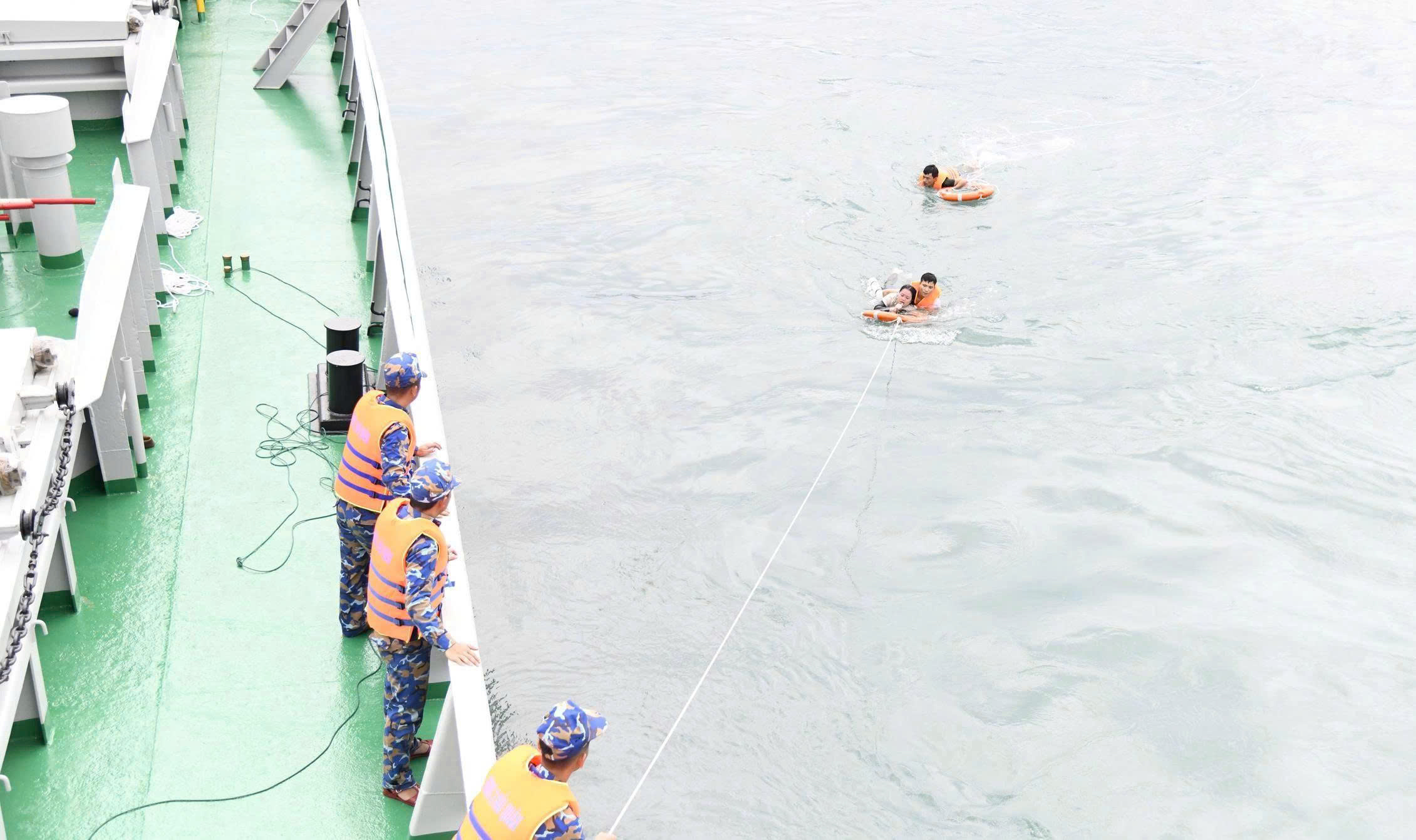 4 người bị sóng đánh rơi xuống biển ở Đà Nẵng: Bữa cơm đợi chờ và cuộc gọi không lời đáp - Ảnh 4.